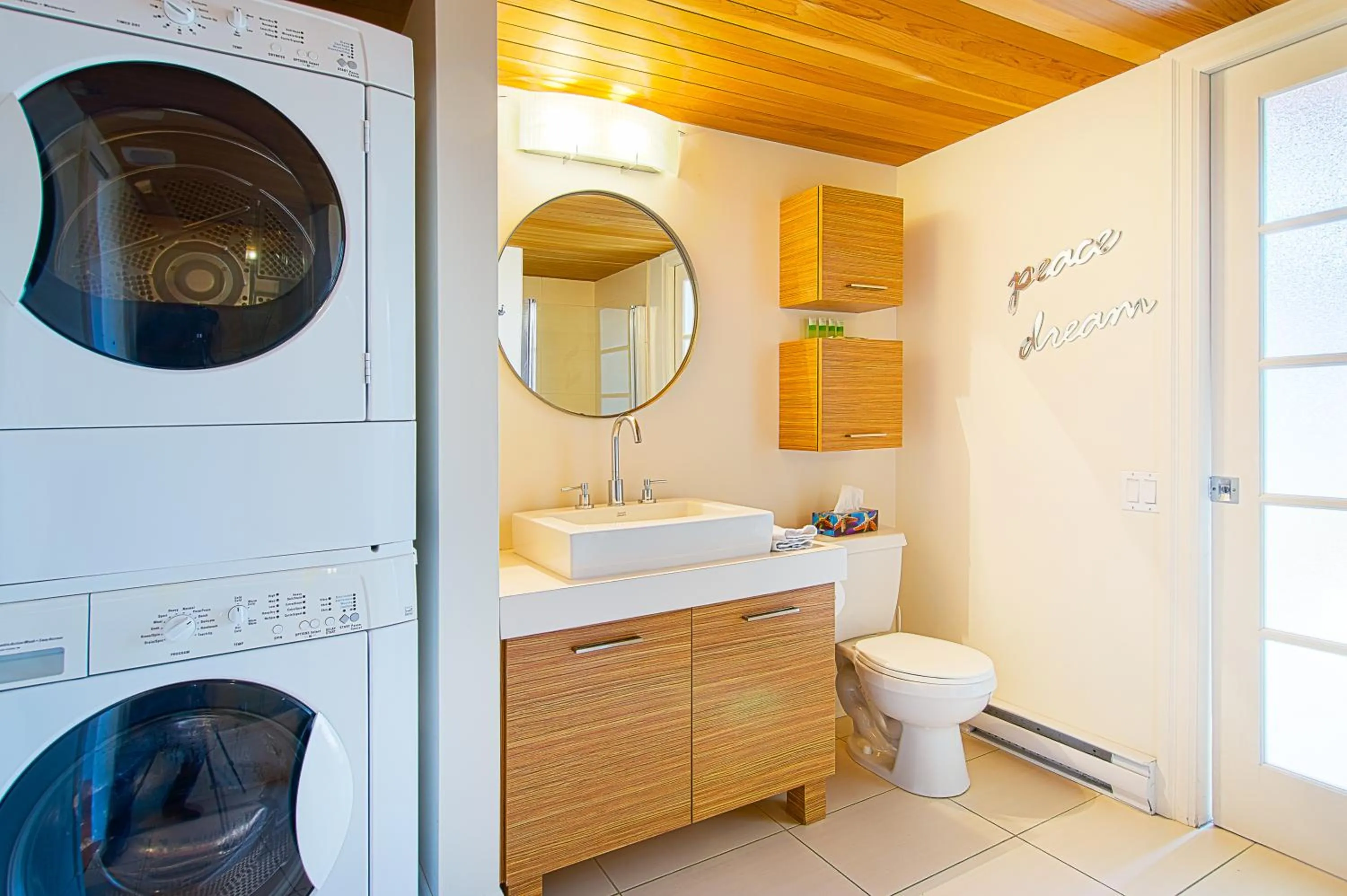 Toilet in Les Lofts 1048