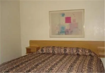 Bed in Colonade Motel Suites