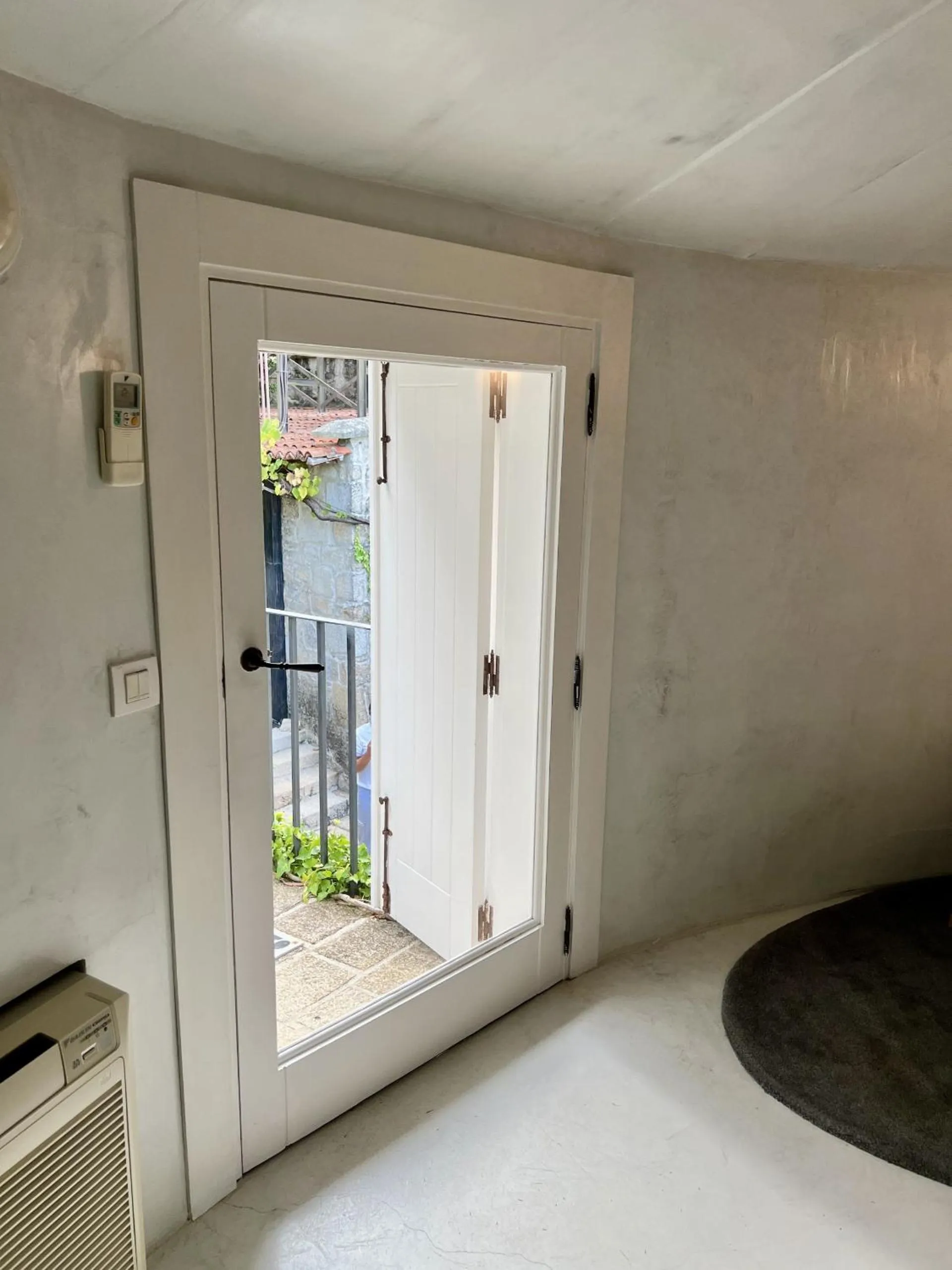 Photo of the whole room in Enoturismo Novavila Rias Baixas Wine Design