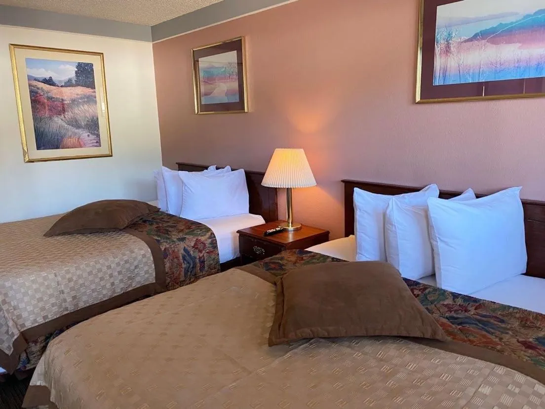 Bed in Value Lodge Inn