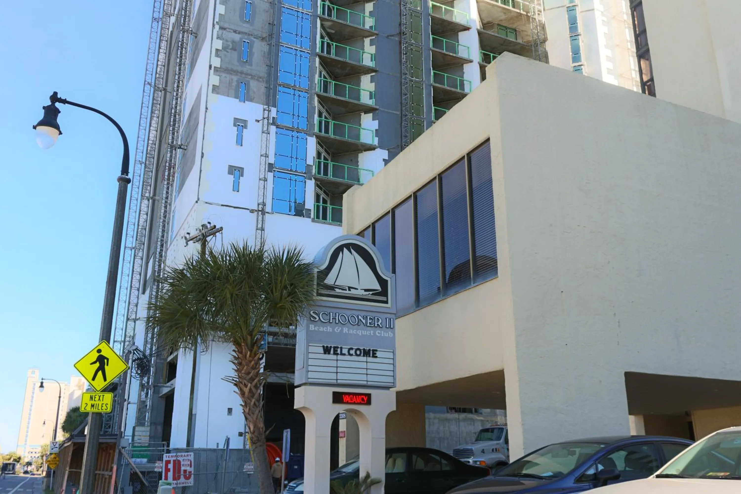 Facade/entrance in Schooner II Beach and Racquet Club
