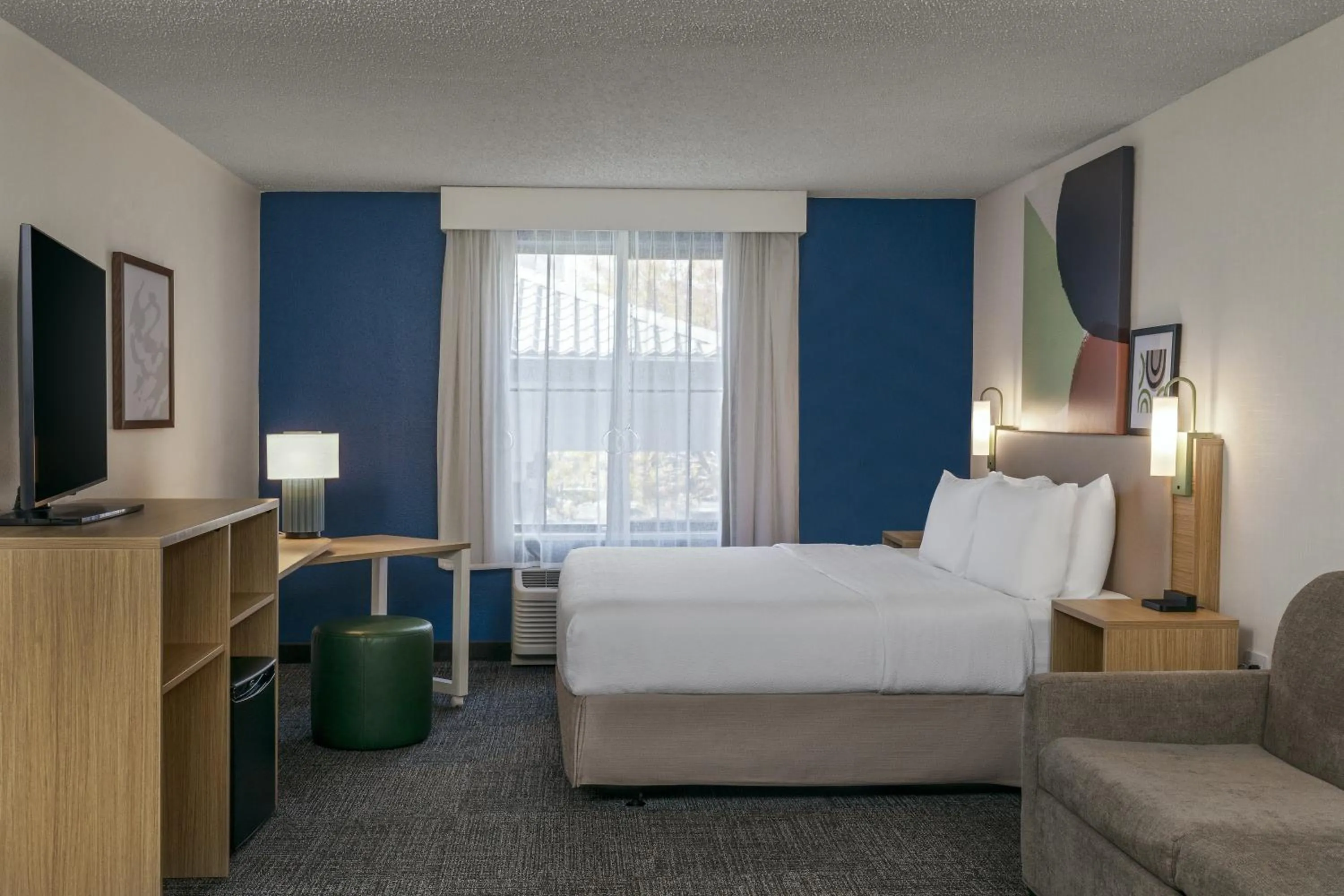 Bedroom, Bed in Spark by Hilton Denver International Airport
