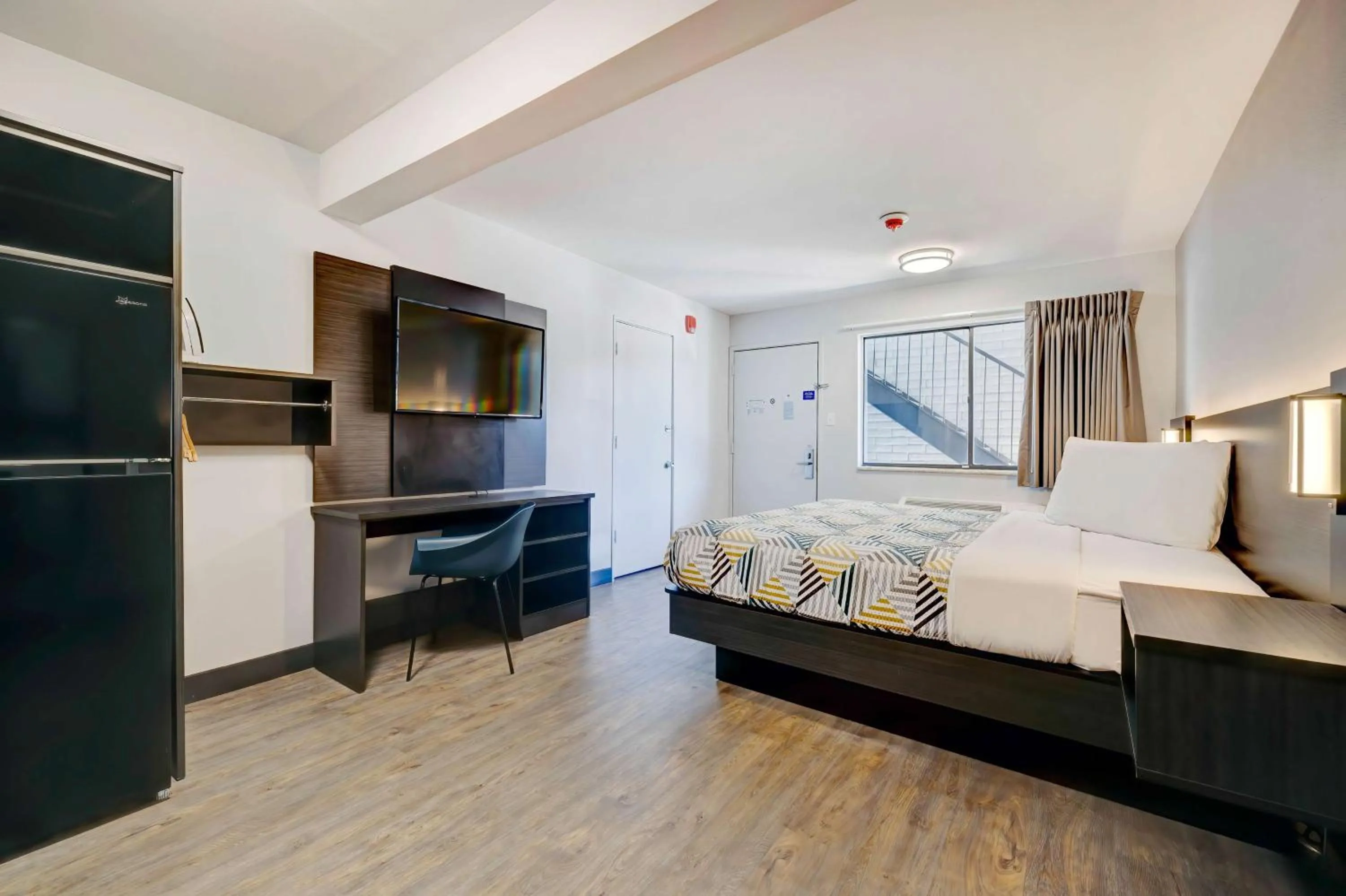 Bedroom, Bed in Studio 6 Rock Springs WY Flaming Gorge