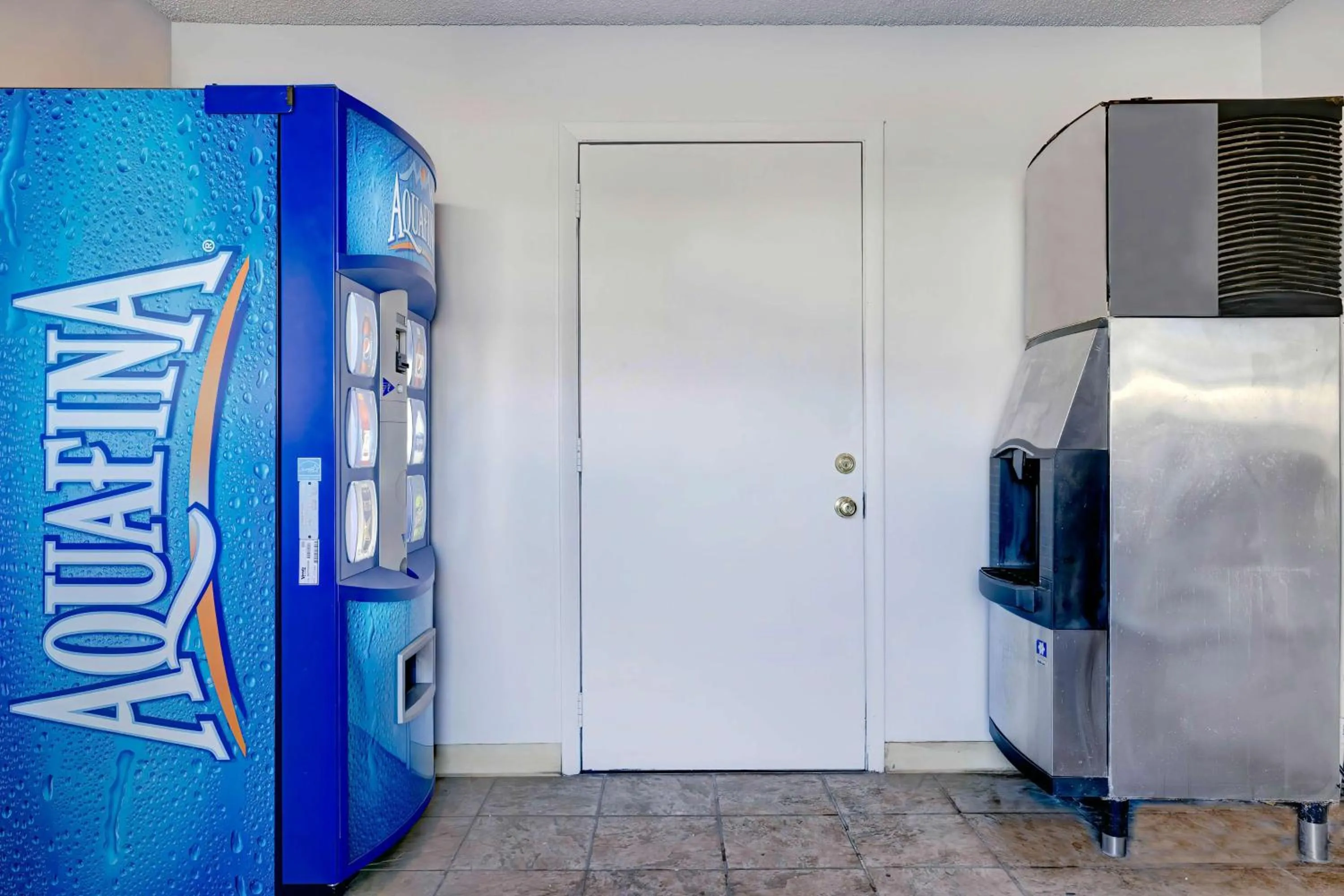 Property building in Studio 6 Rock Springs WY Flaming Gorge