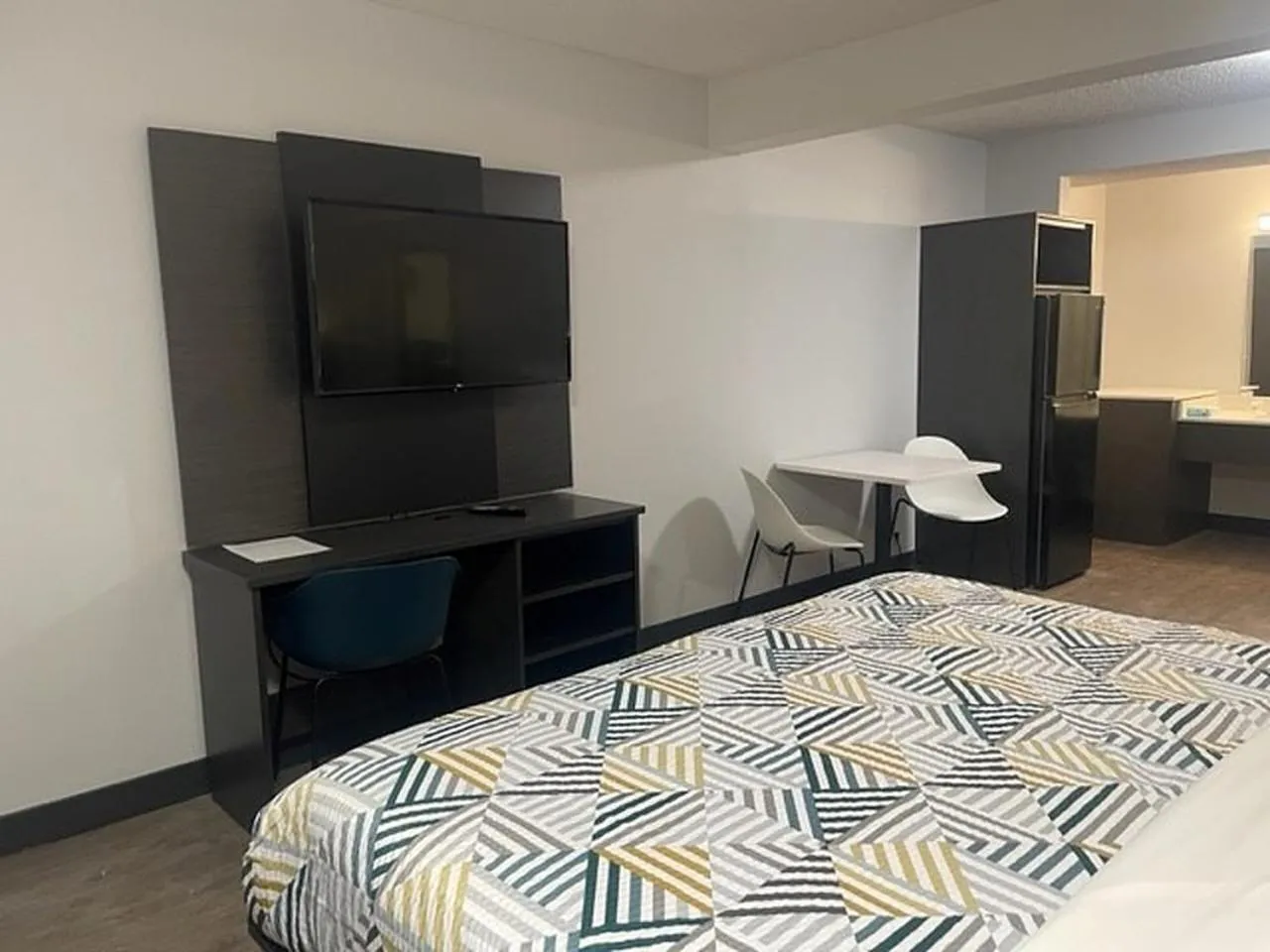 TV and multimedia, Bed in Studio 6 Rock Springs WY Flaming Gorge