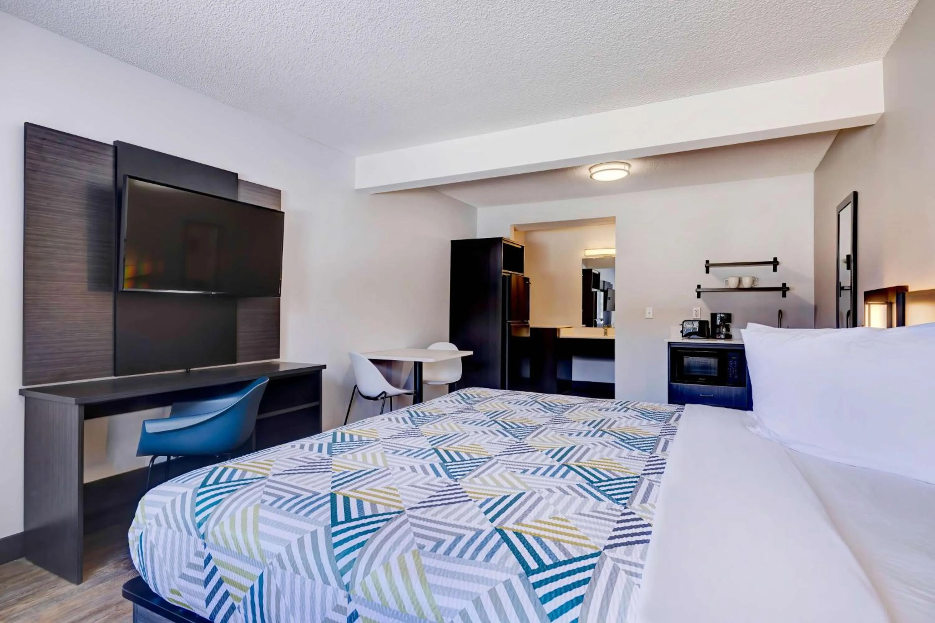 Bedroom, Bed in Studio 6 Rock Springs WY Flaming Gorge