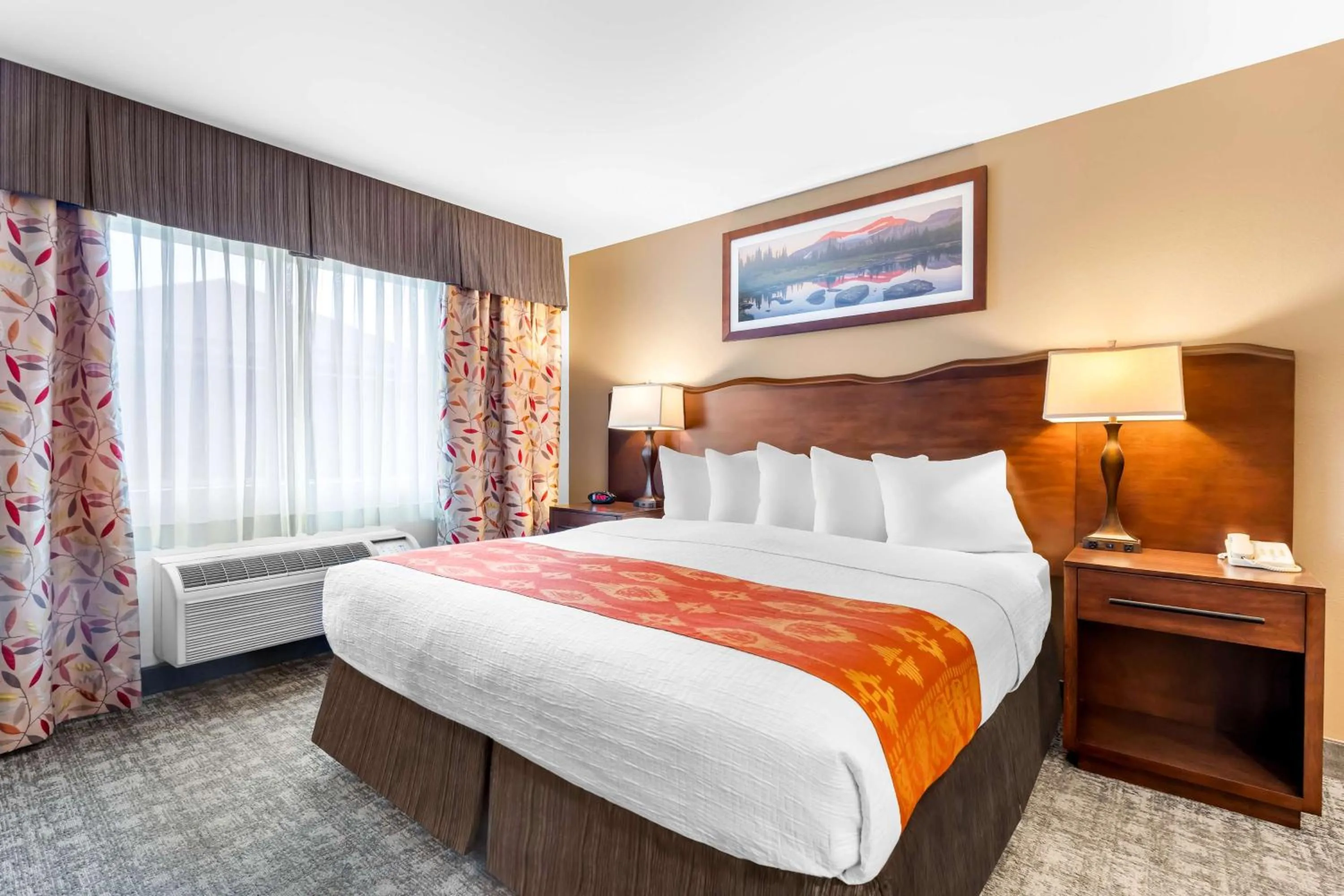 Bedroom, Bed in Best Western Rocky Mountain Lodge