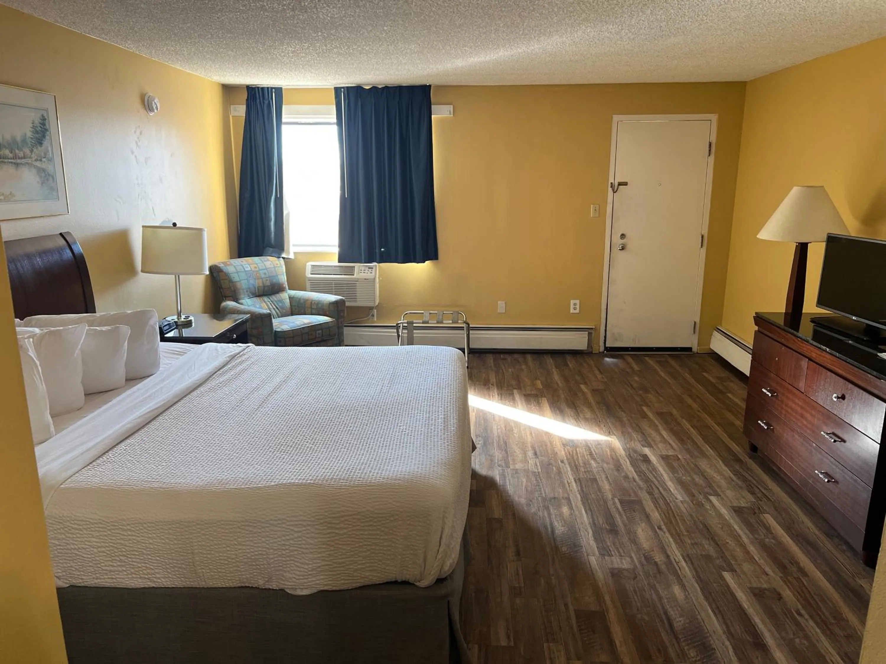 Bed in Travelodge by Wyndham Laramie