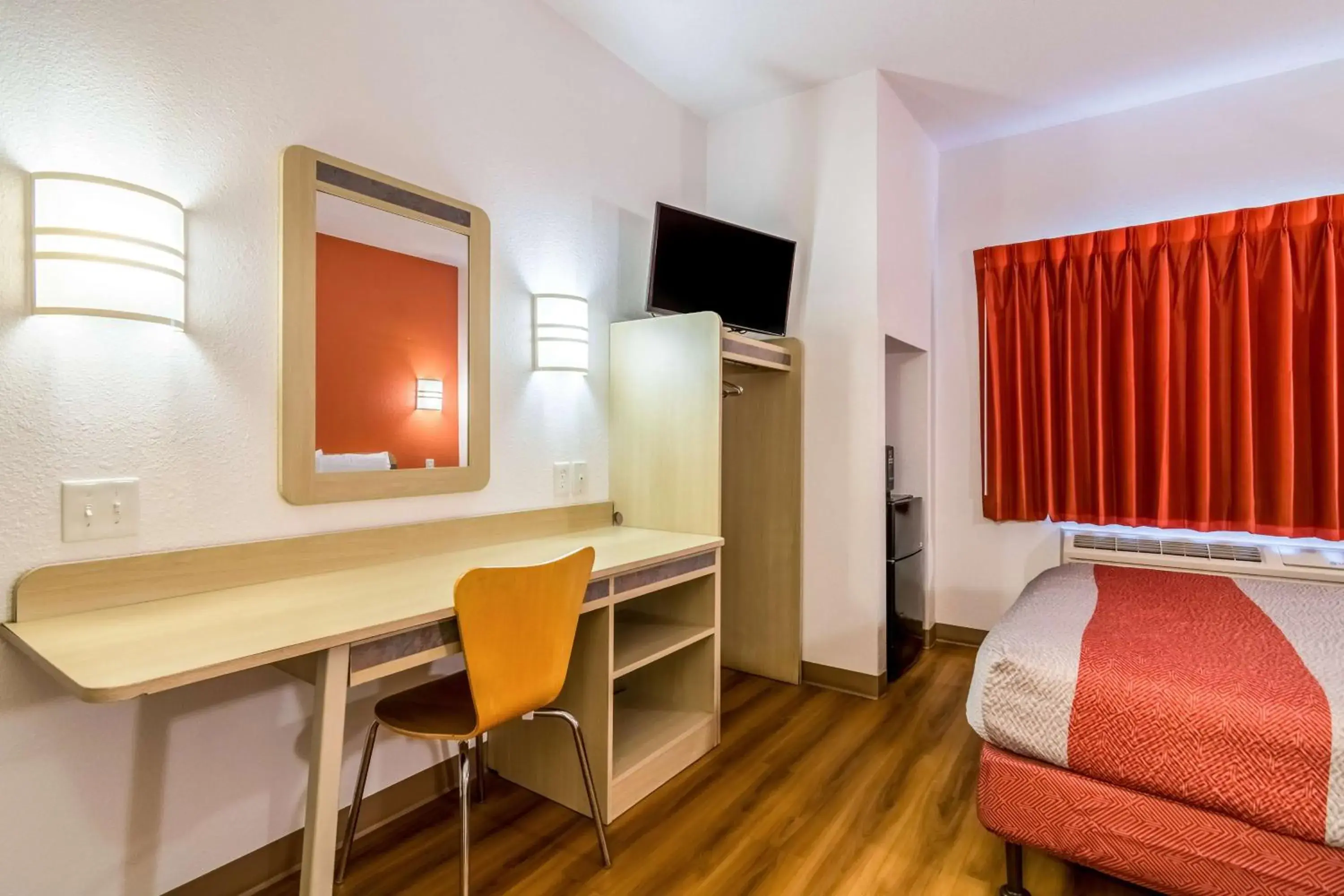 Queen Room - Non-Smoking in Motel 6-Fort Mill, SC - Charlotte Queen Room - Non-Smoking in Motel 6-Fort Mill, SC - Charlotte