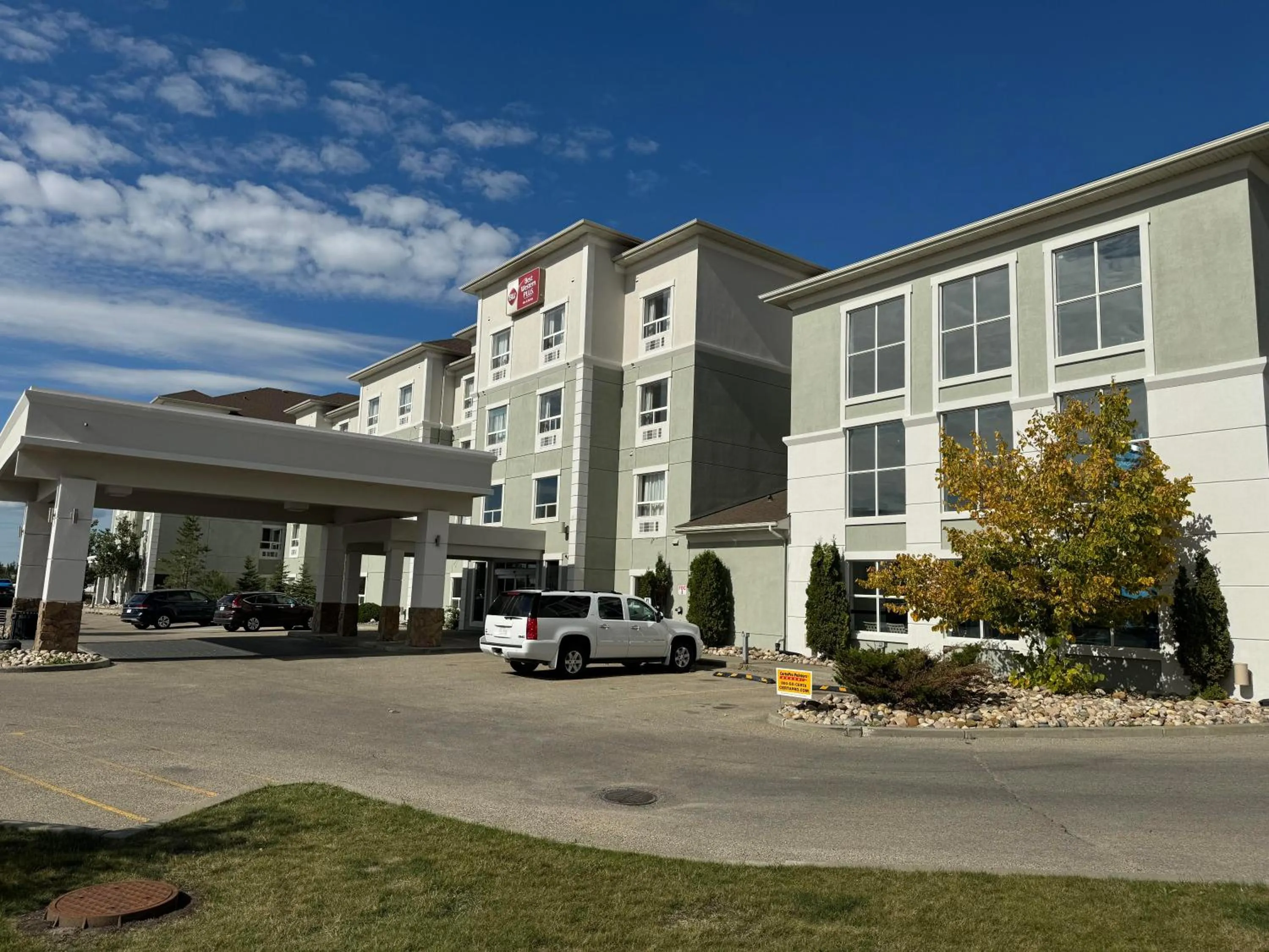 Property building in Best Western Plus South Edmonton Inn & Suites