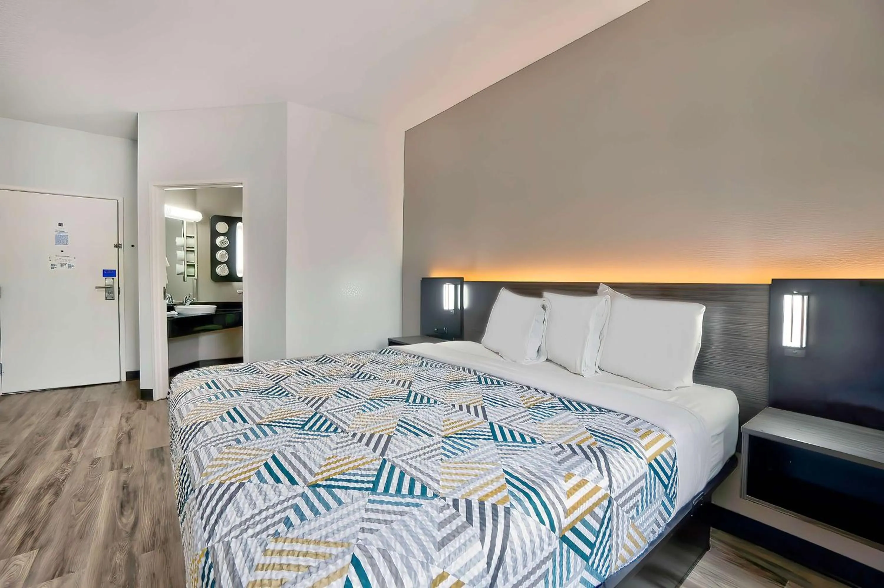 Bedroom, Bed in Motel 6-Benbrook, TX - Fort Worth