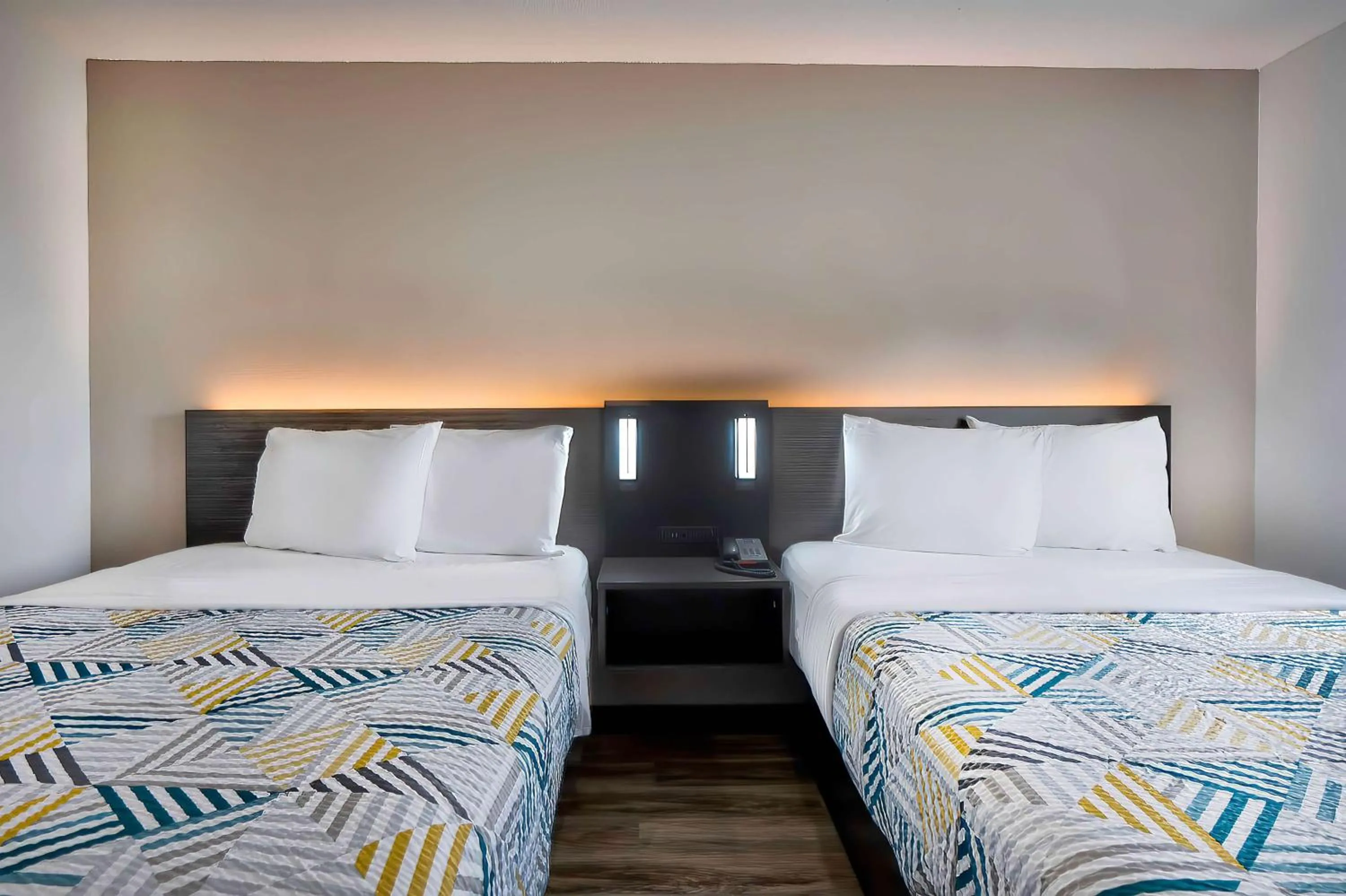 Bedroom, Bed in Motel 6-Benbrook, TX - Fort Worth