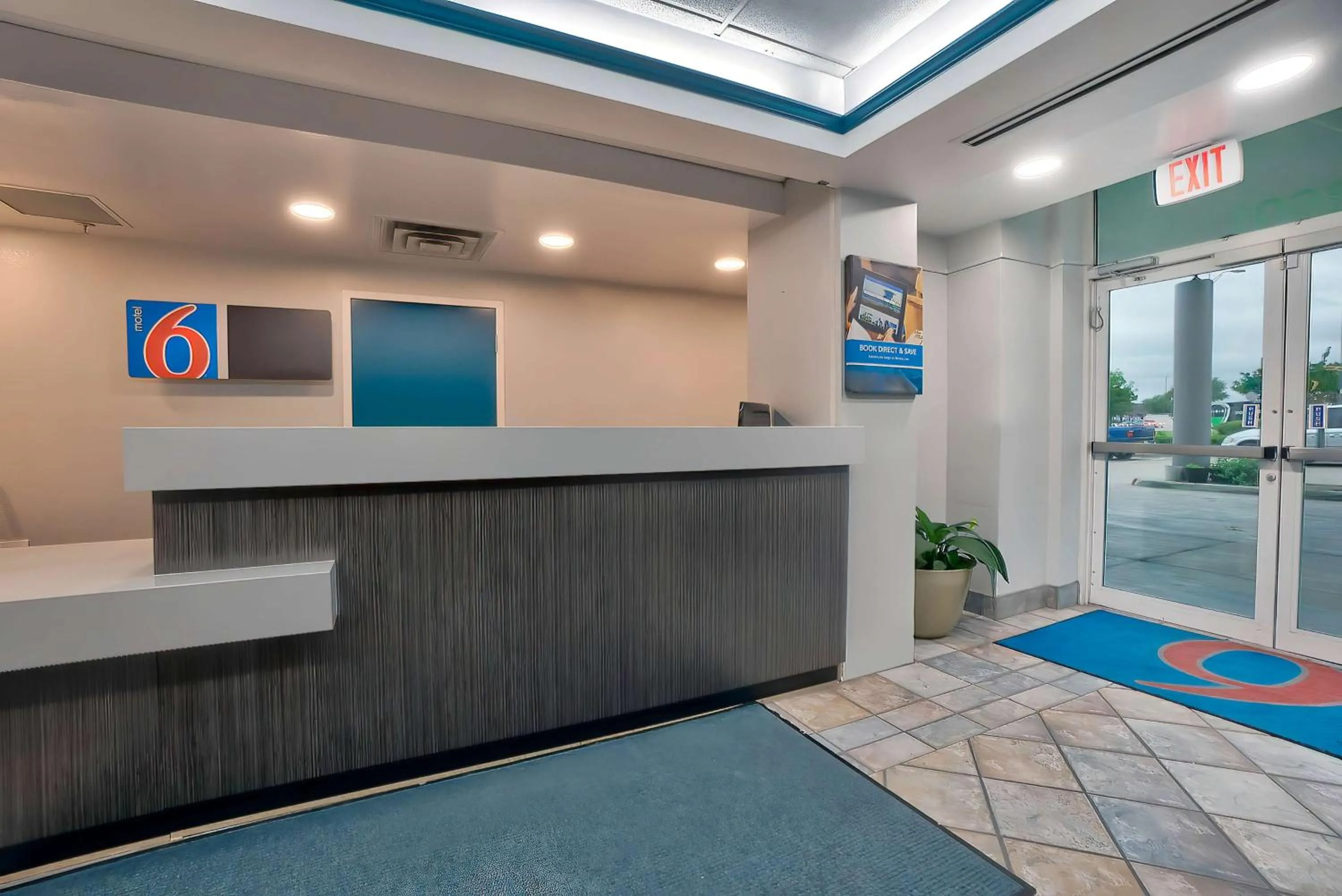 Lobby or reception in Motel 6-Benbrook, TX - Fort Worth