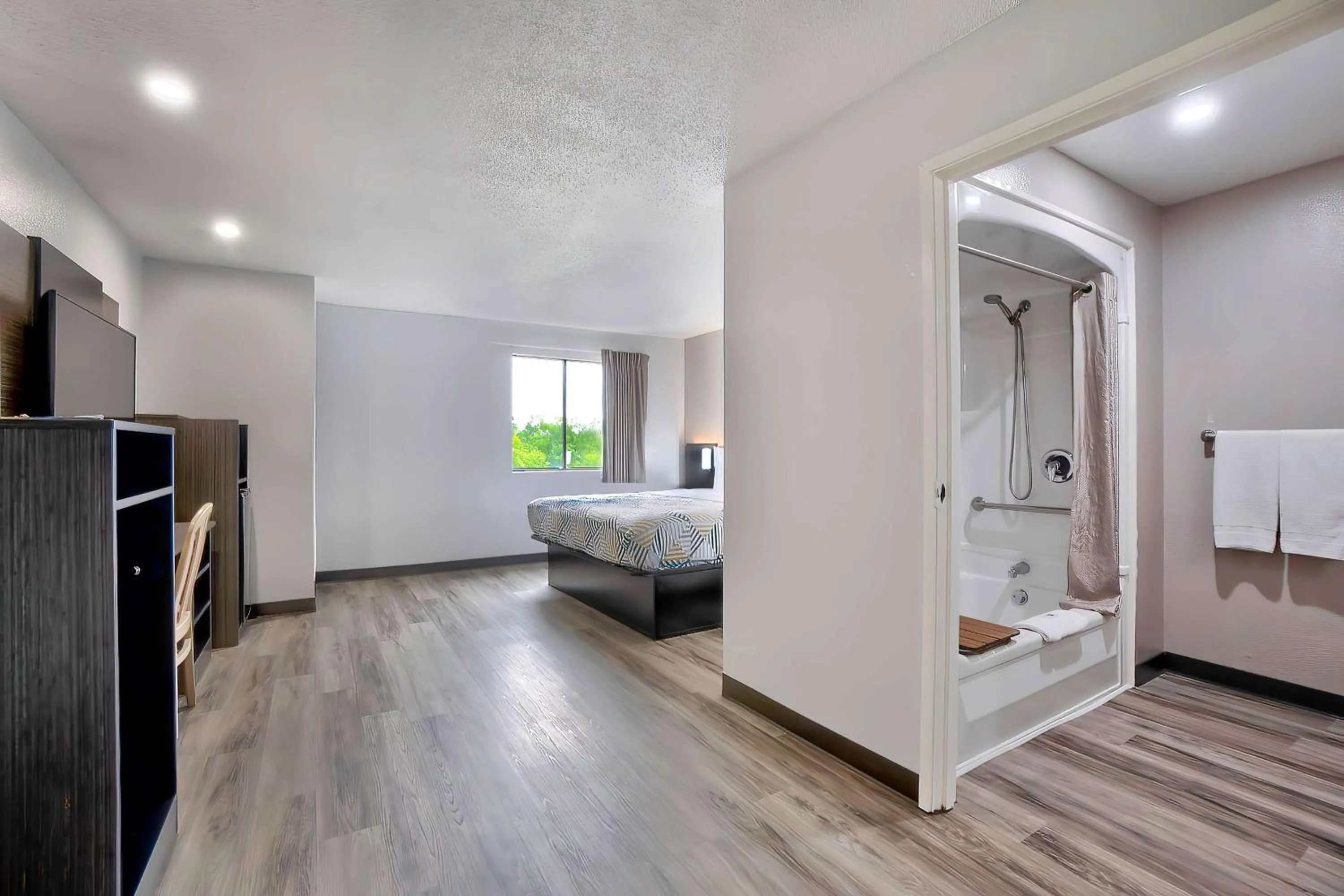 Bedroom, Bed in Motel 6-Benbrook, TX - Fort Worth