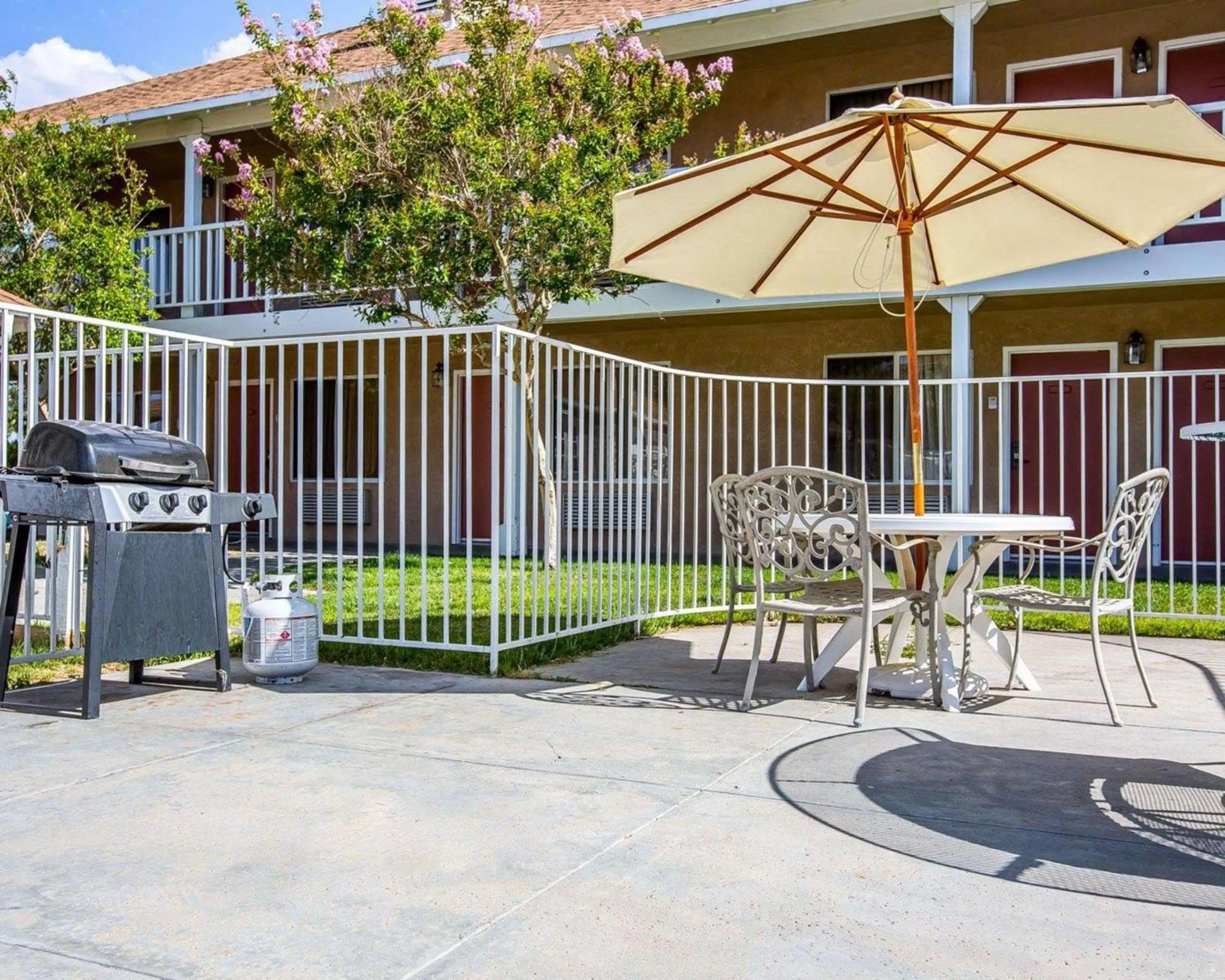Swimming pool in Clarion Inn Near China Lake Naval Station