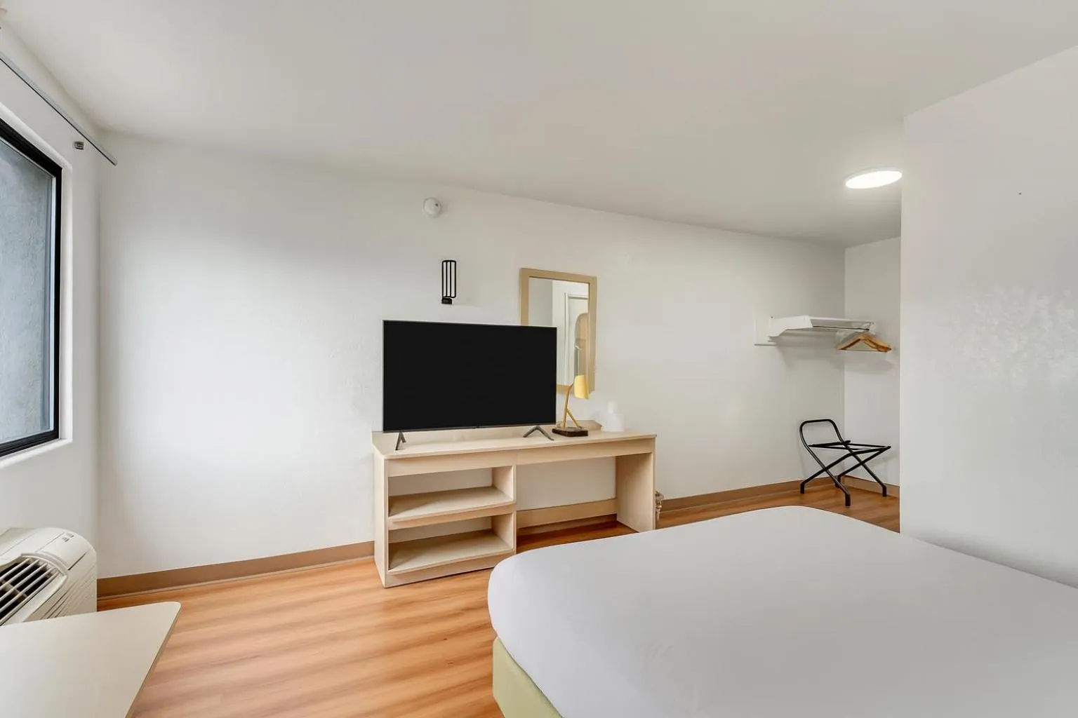 Photo of the whole room, Bed in Motel 6 Ogden, UT- Downtown