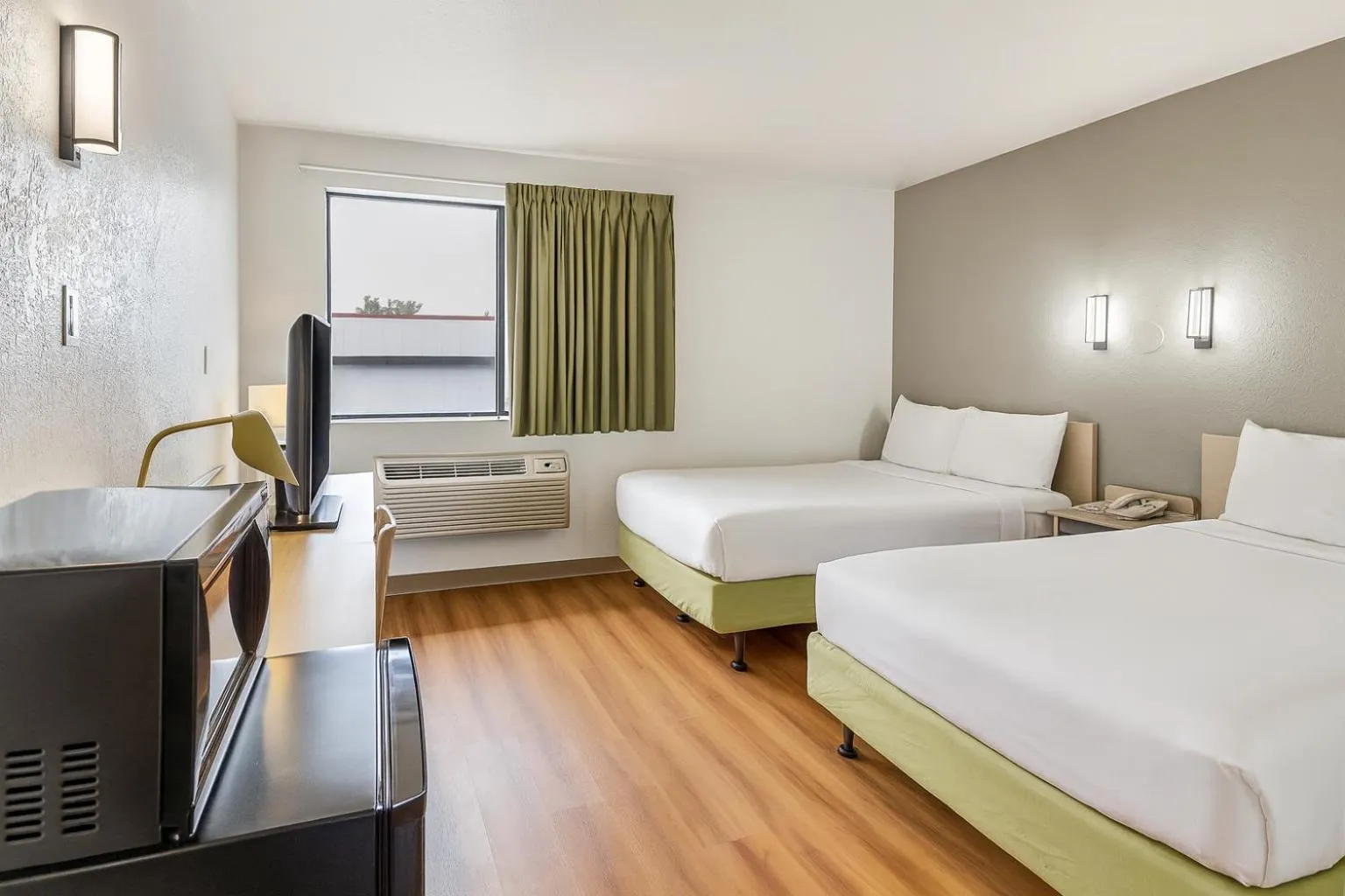 Photo of the whole room, Bed in Motel 6 Ogden, UT- Downtown