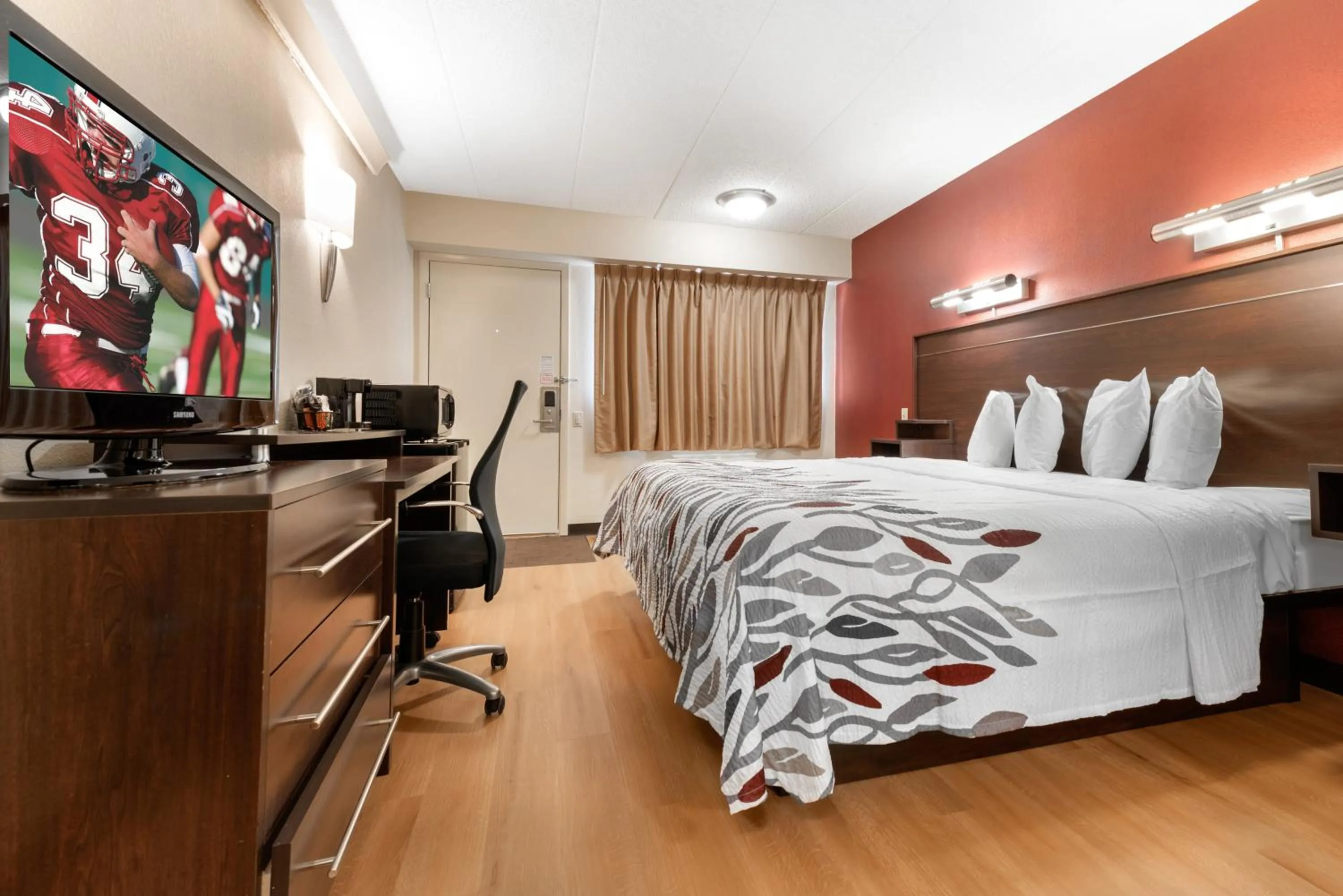 Photo of the whole room, Bed in Red Roof Inn Lafayette - Purdue University