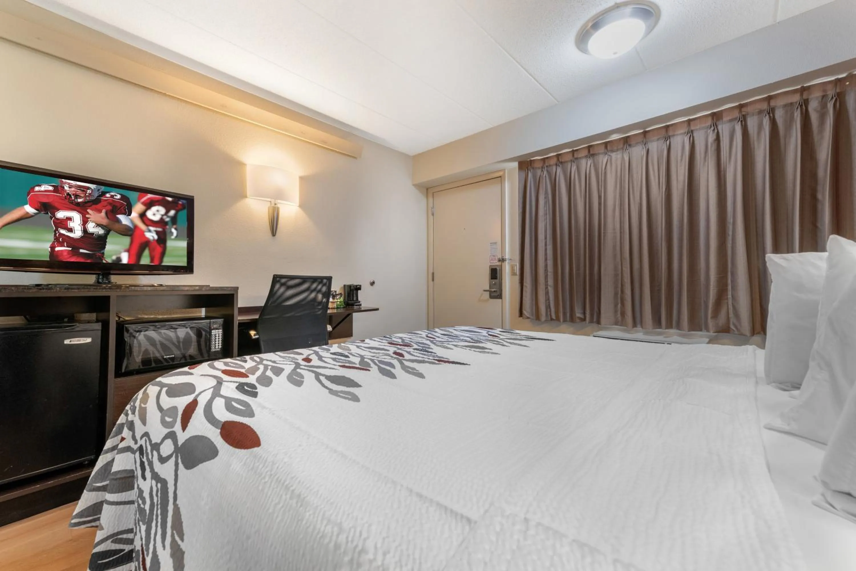 Photo of the whole room, Bed in Red Roof Inn Lafayette - Purdue University