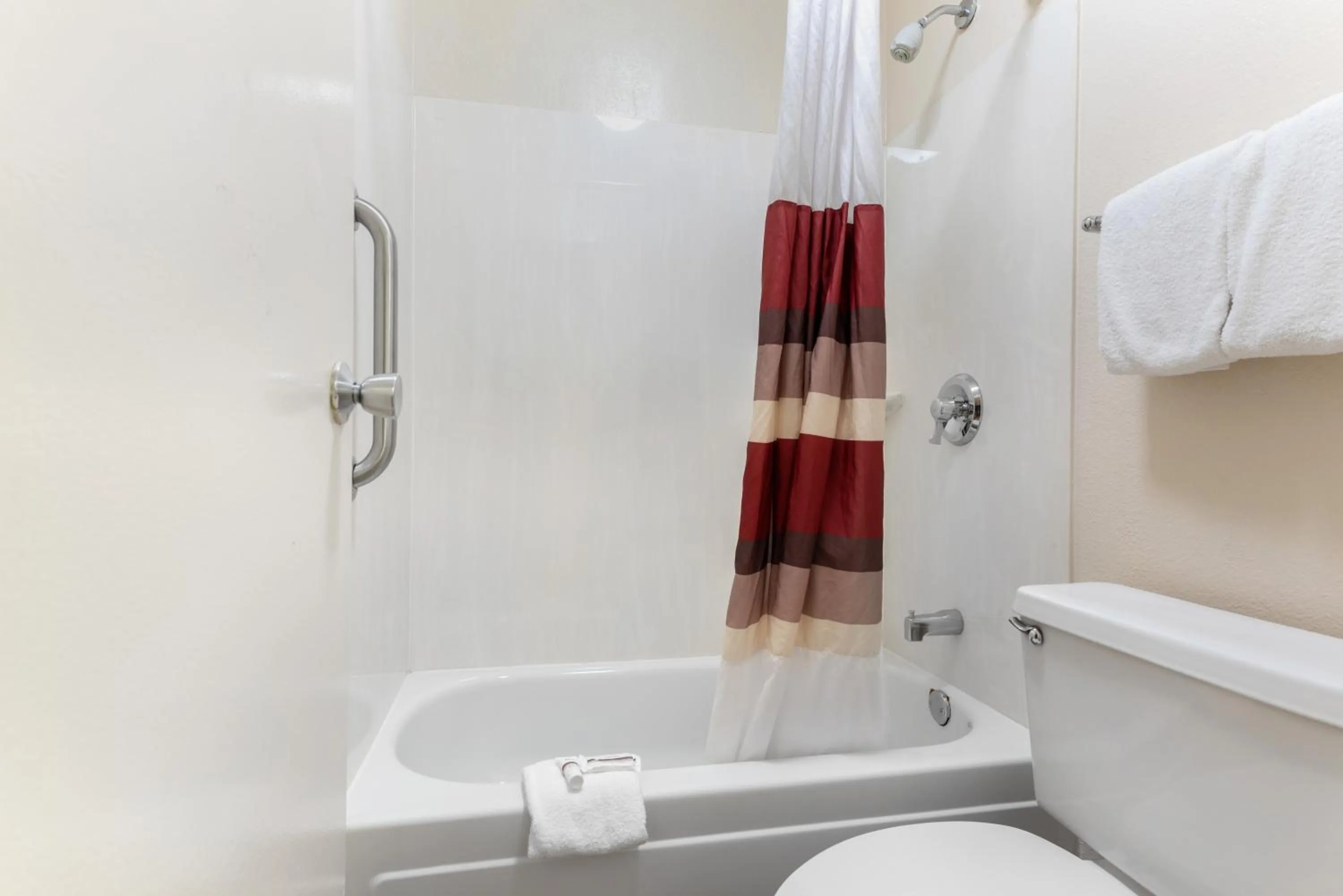 Bathroom in Red Roof Inn Lafayette - Purdue University