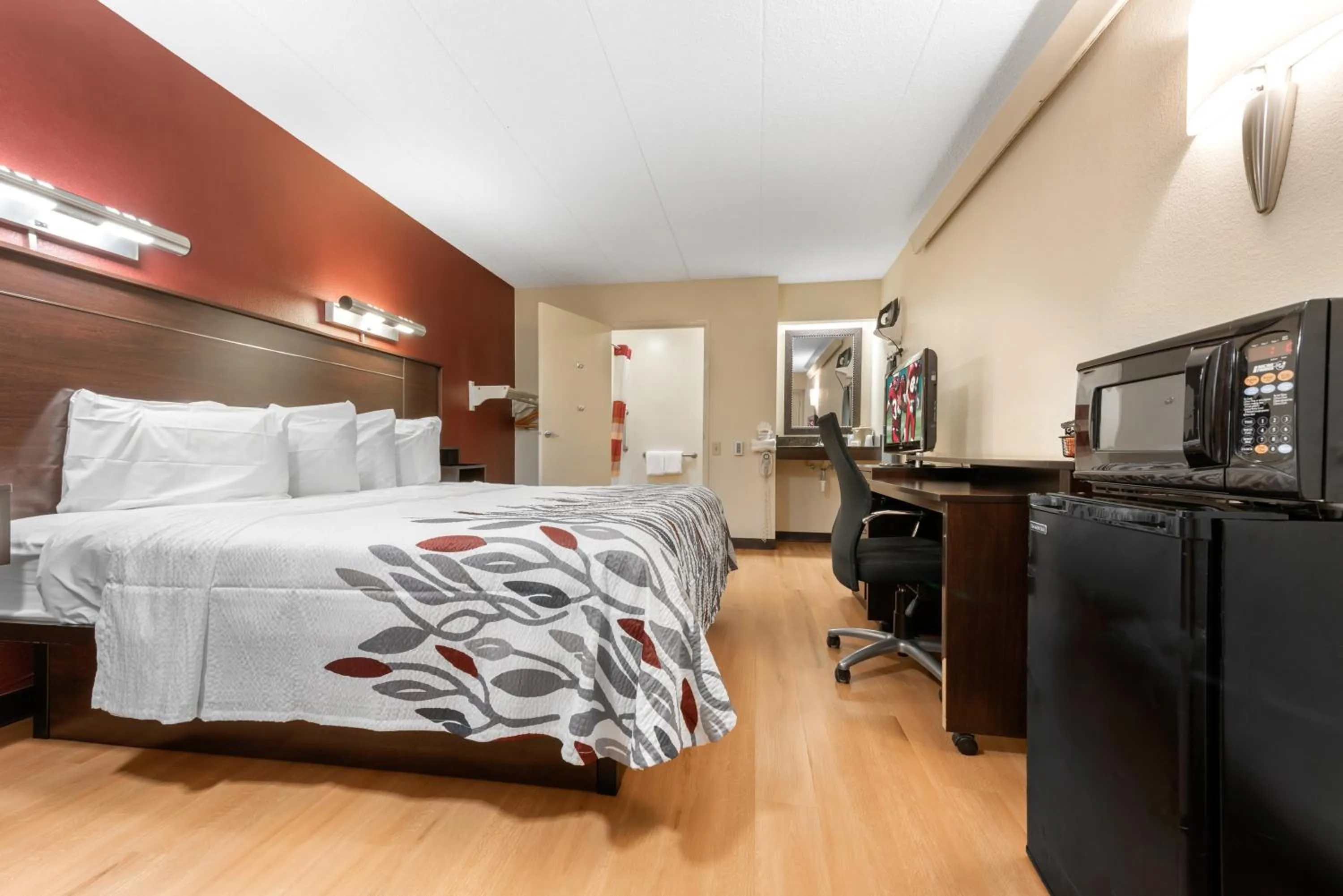 Photo of the whole room, Bed in Red Roof Inn Lafayette - Purdue University