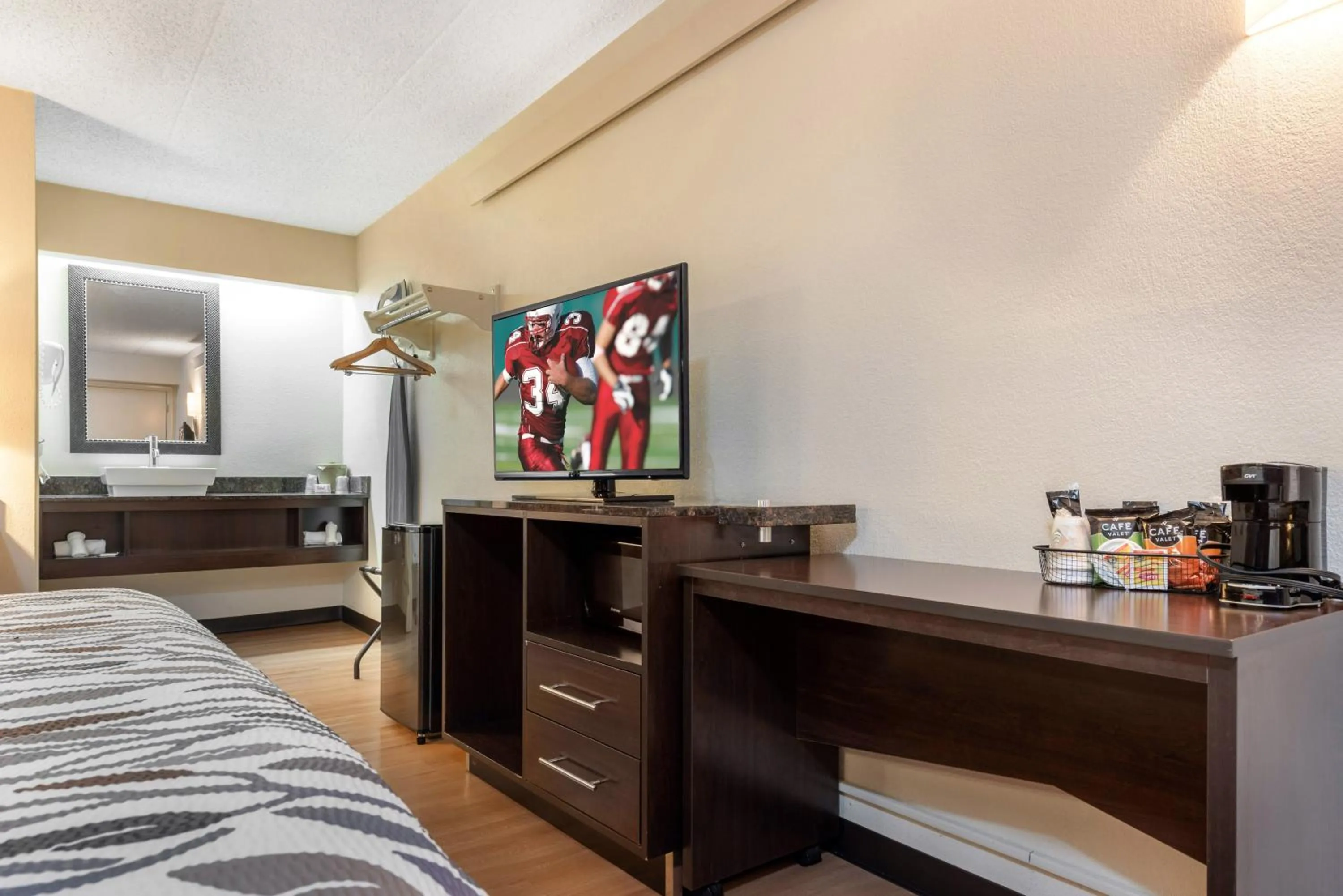 Bedroom, Bed in Red Roof Inn Lafayette - Purdue University