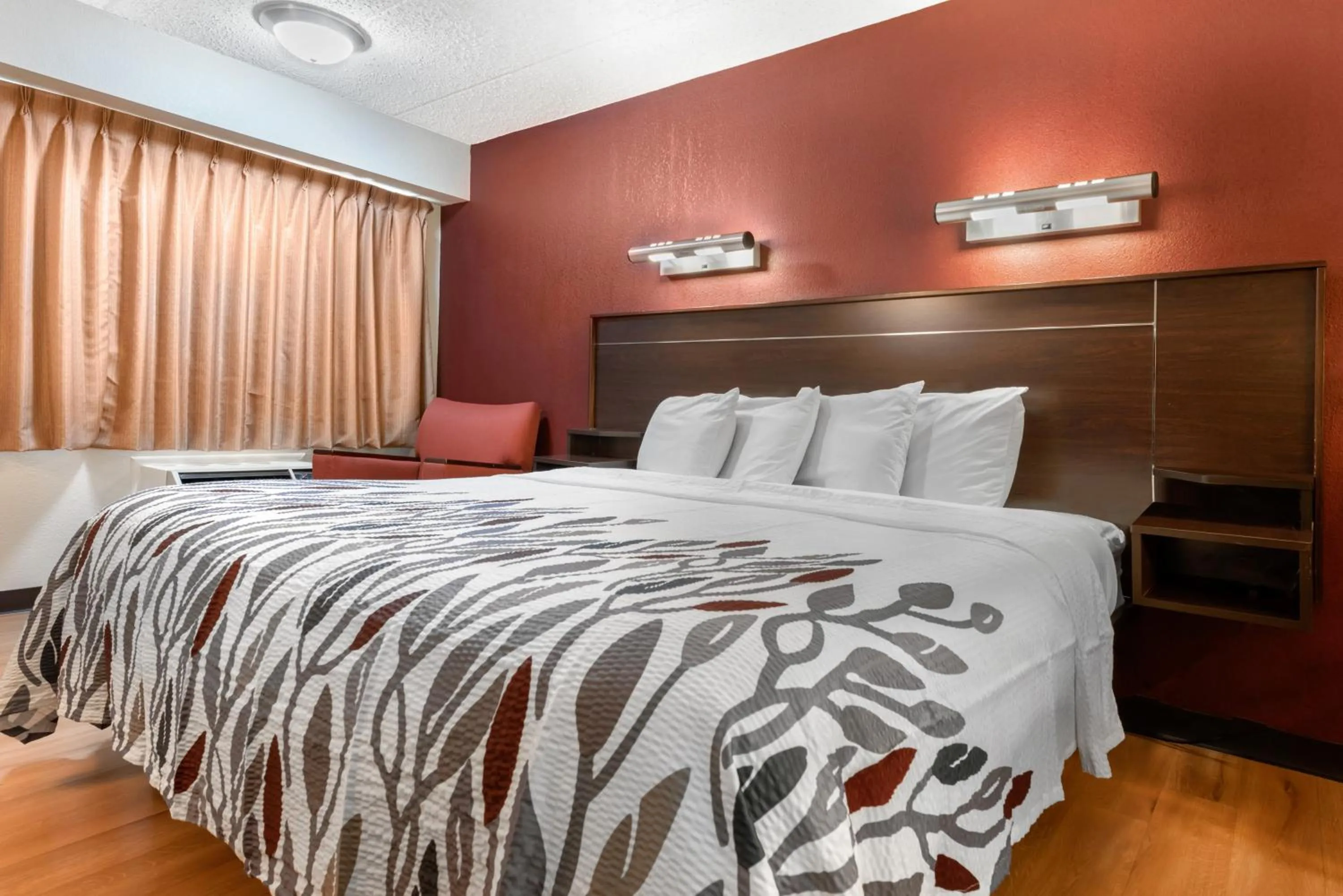 Bedroom, Bed in Red Roof Inn Lafayette - Purdue University