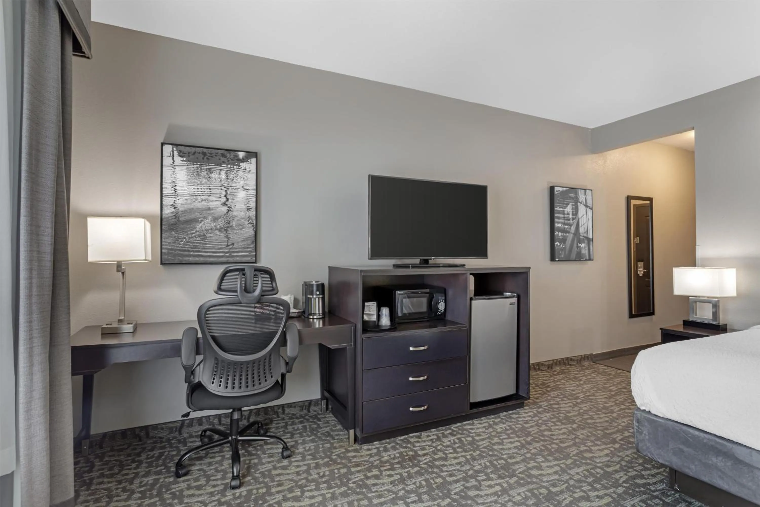 Bedroom, Bed in Best Western Plus Bay City Inn & Suites