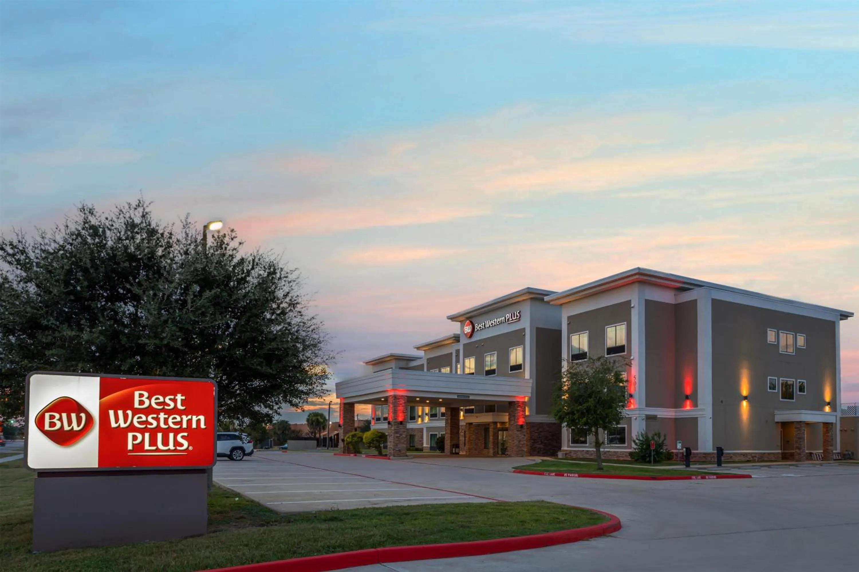 Property building in Best Western Plus Bay City Inn & Suites