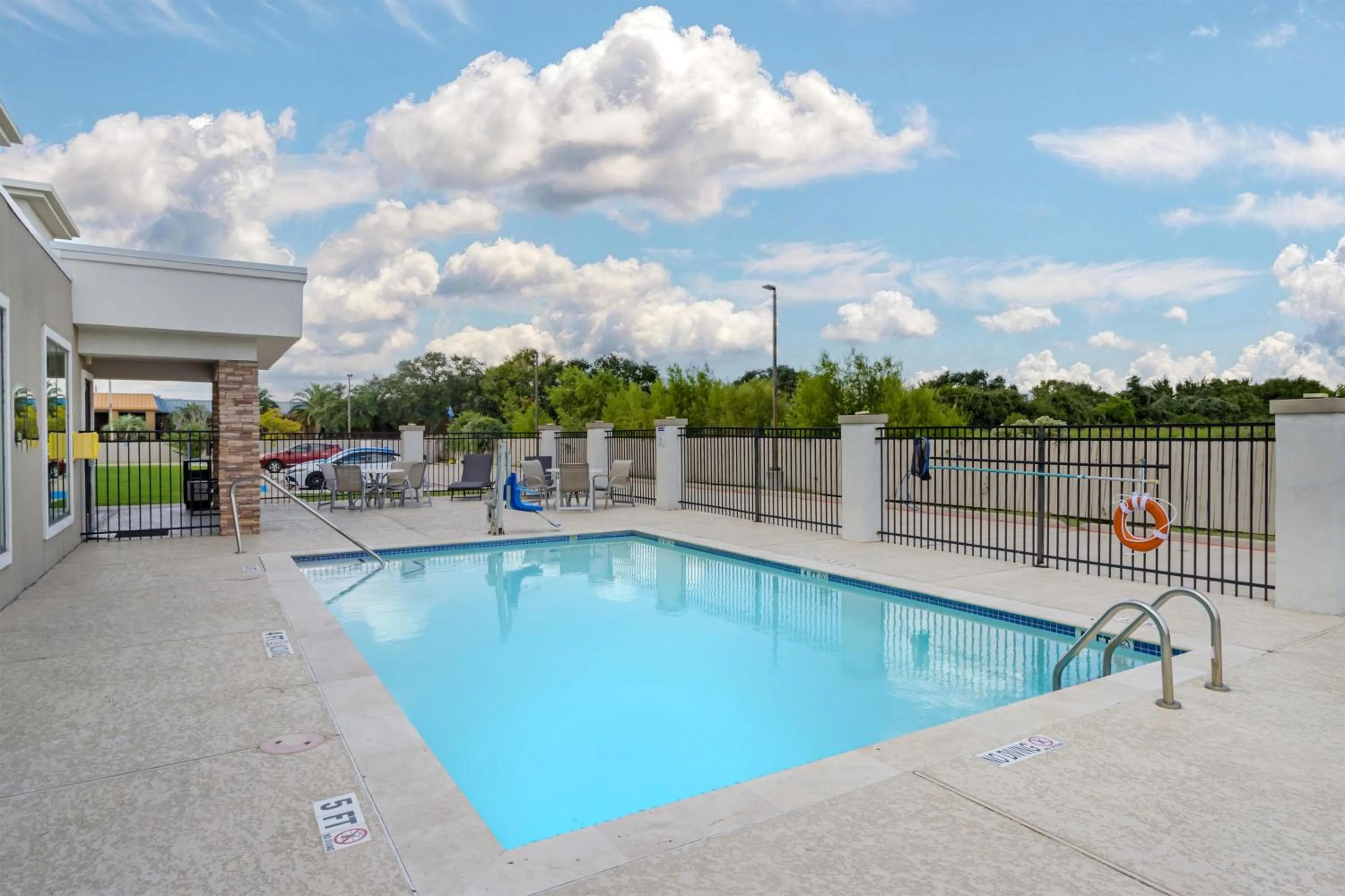 Pool view in Best Western Plus Bay City Inn & Suites