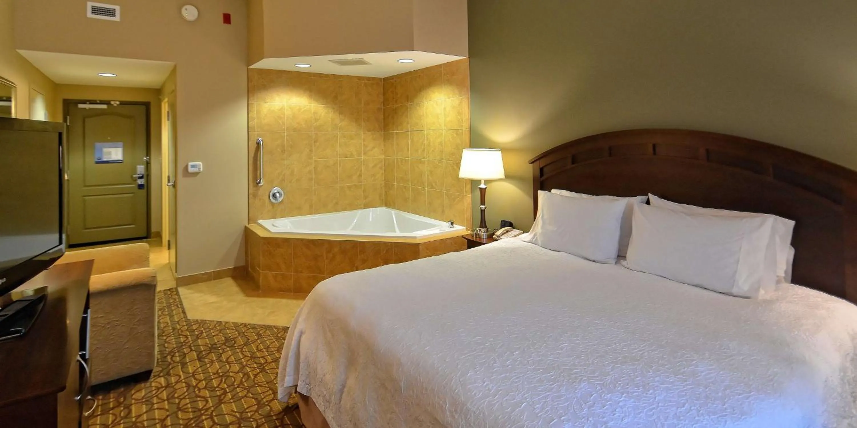 Bed in Hampton Inn Geneseo