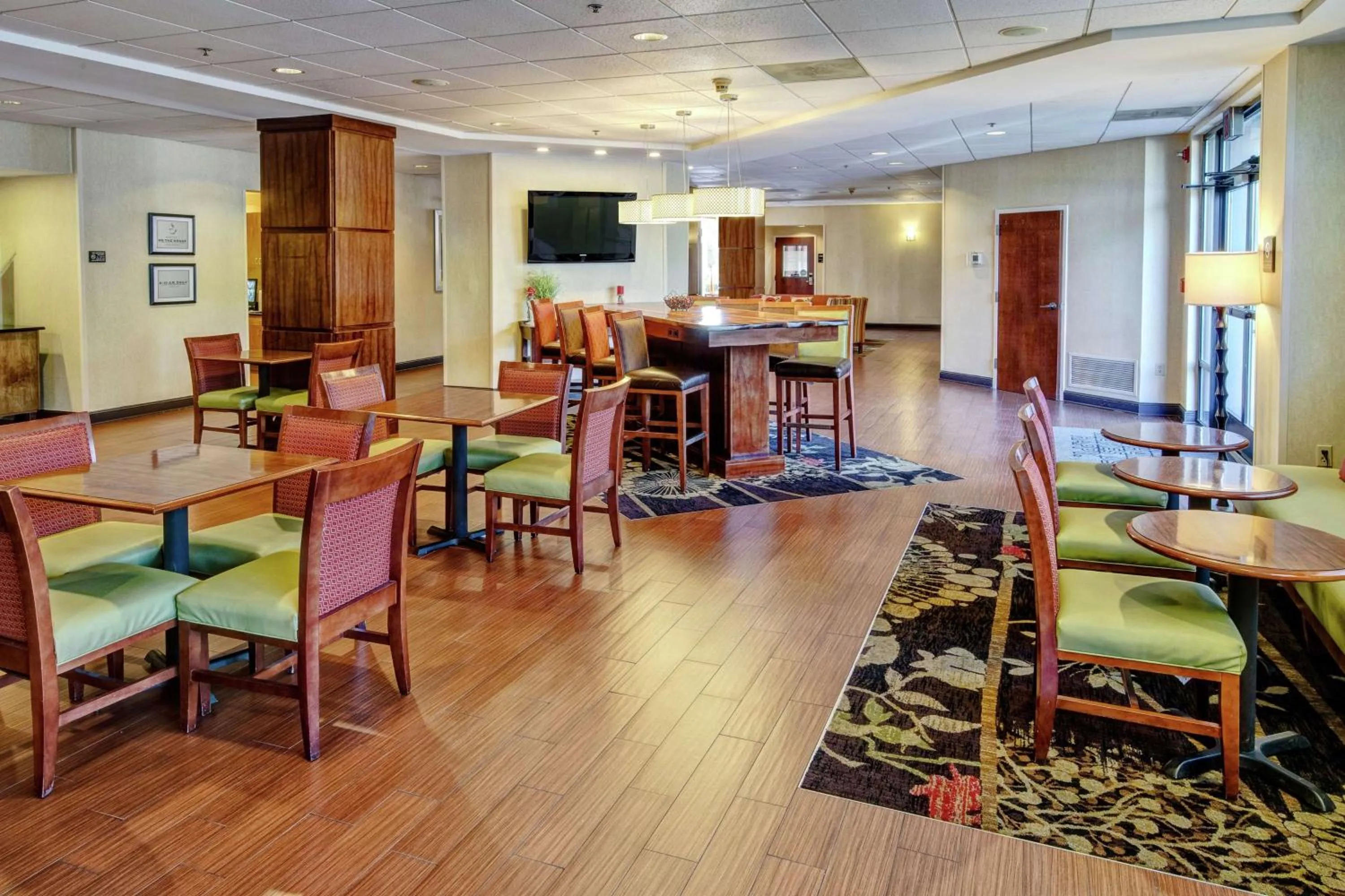 Dining area in Hampton Inn Elizabeth City
