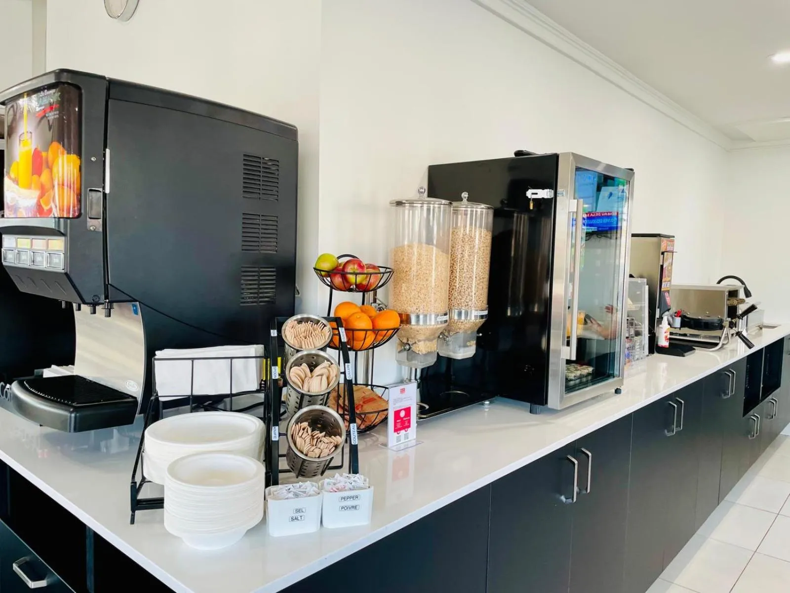 Breakfast in Econo Lodge Hotel Brossard