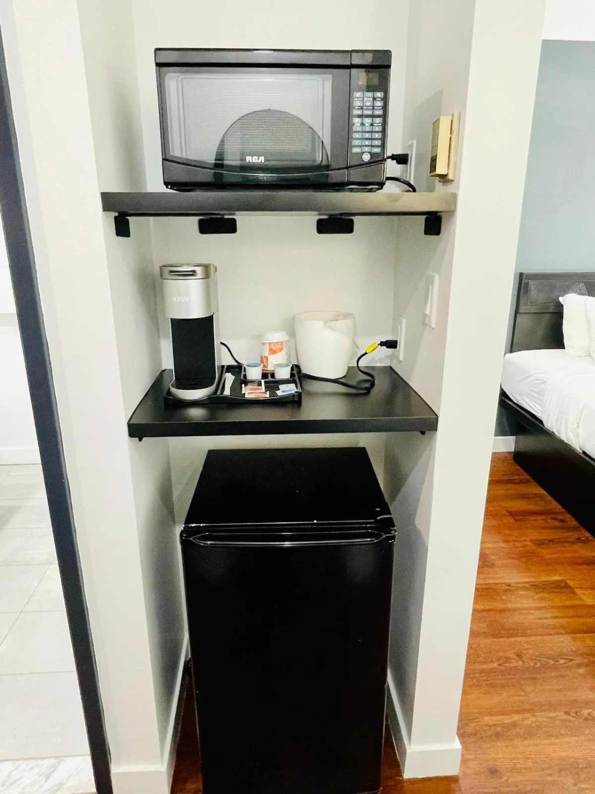 Coffee/tea facilities in Econo Lodge Hotel Brossard