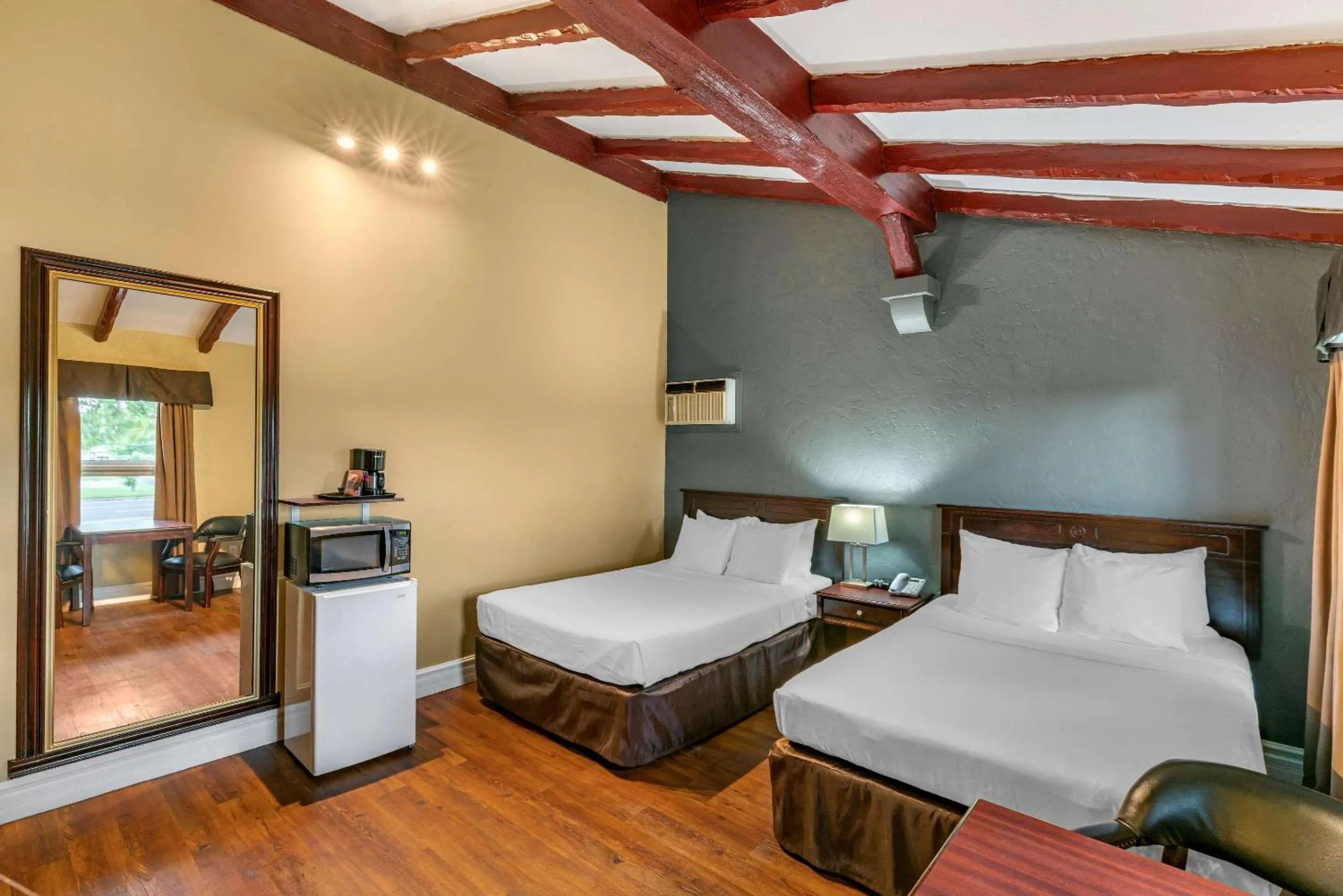 Photo of the whole room, Bed in Econo Lodge Hotel Brossard