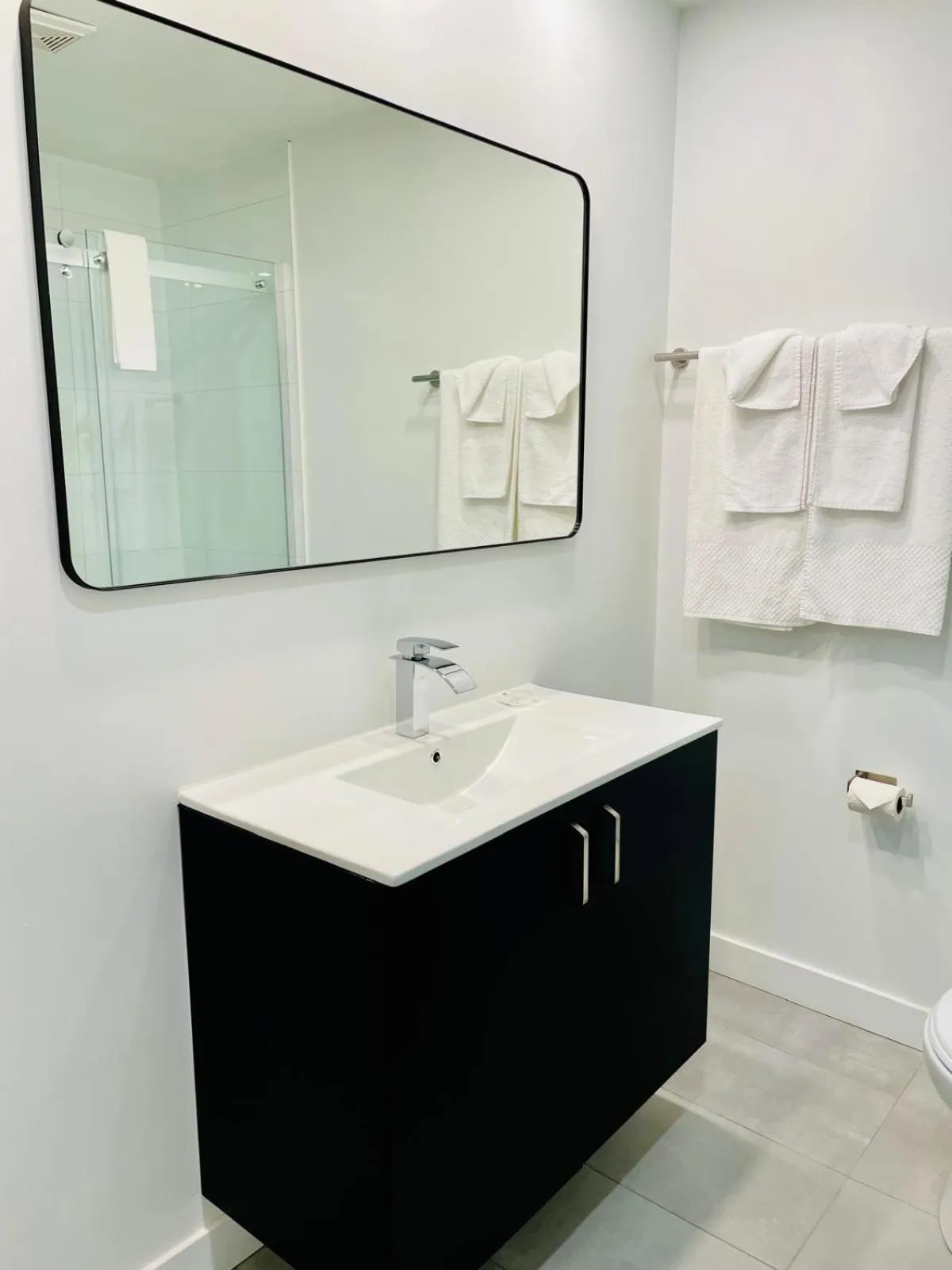 Bathroom in Econo Lodge Hotel Brossard