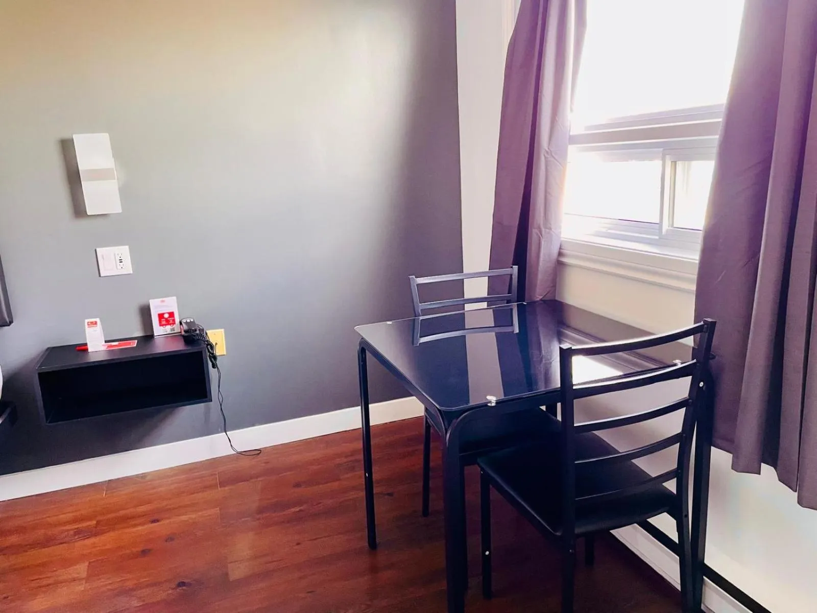 Seating area in Econo Lodge Hotel Brossard