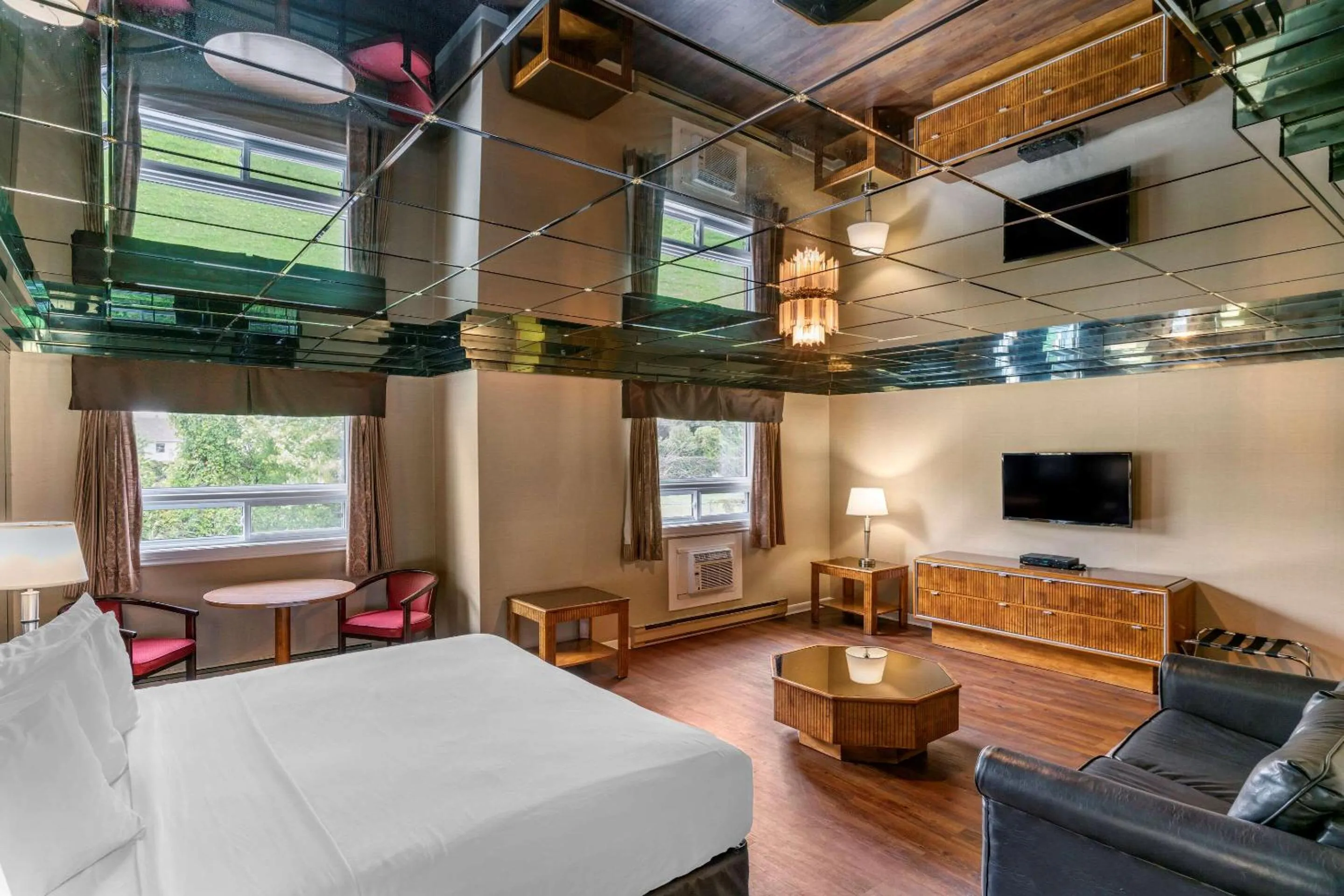 Photo of the whole room in Econo Lodge Hotel Brossard