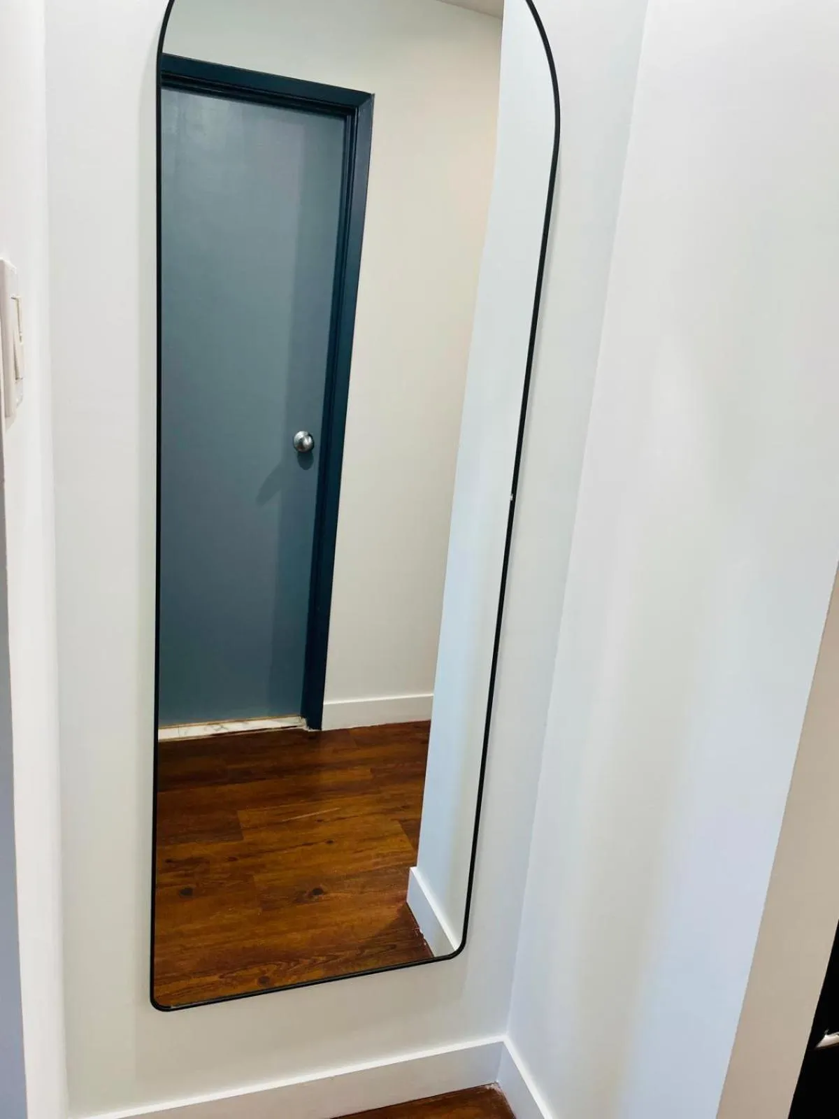 wardrobe in Econo Lodge Hotel Brossard