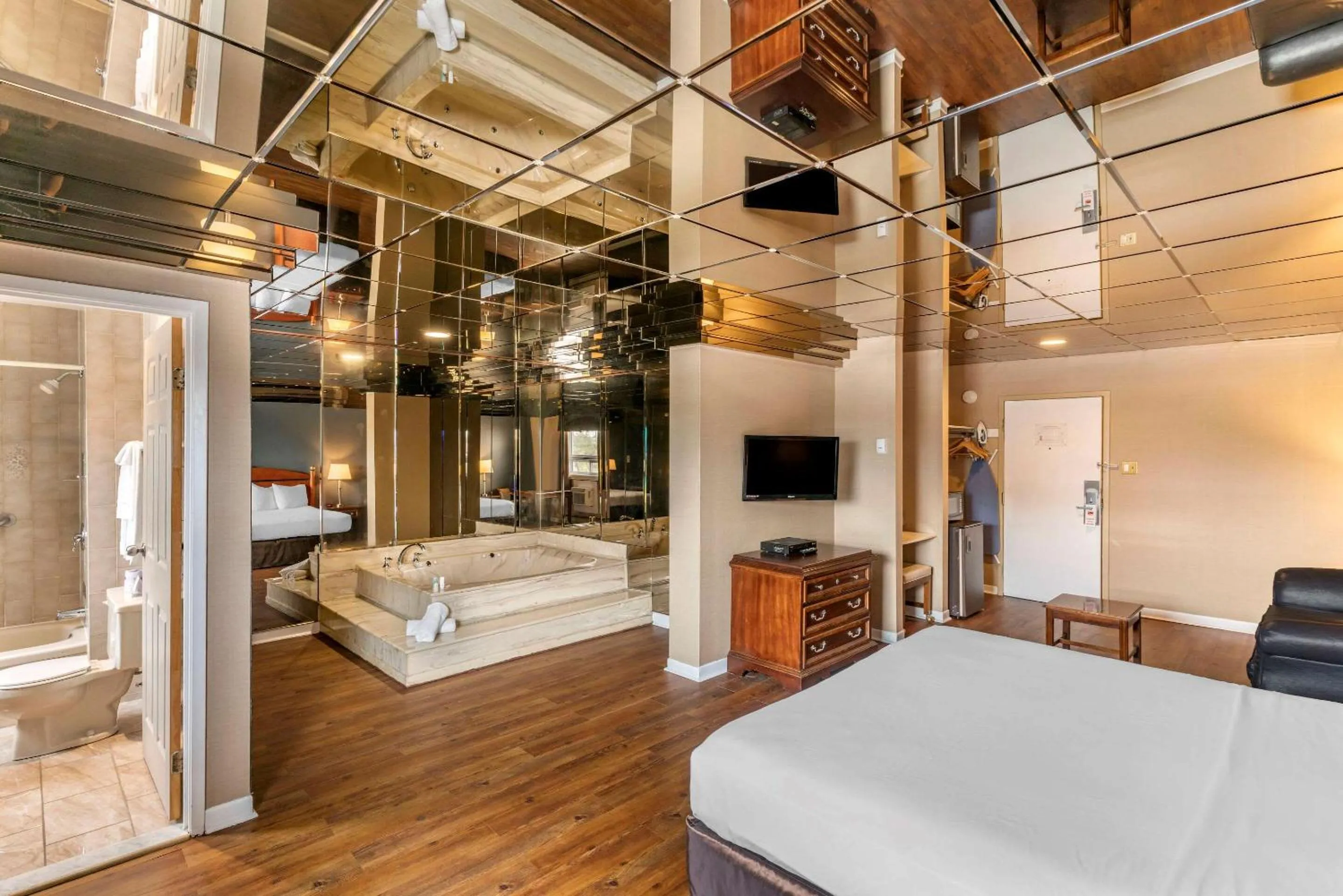 Photo of the whole room, Bed in Econo Lodge Hotel Brossard