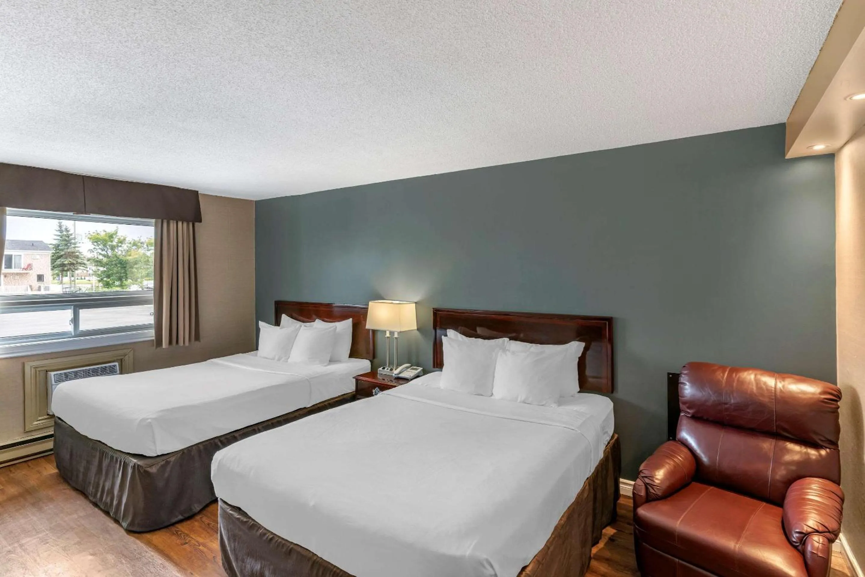Photo of the whole room, Bed in Econo Lodge Hotel Brossard