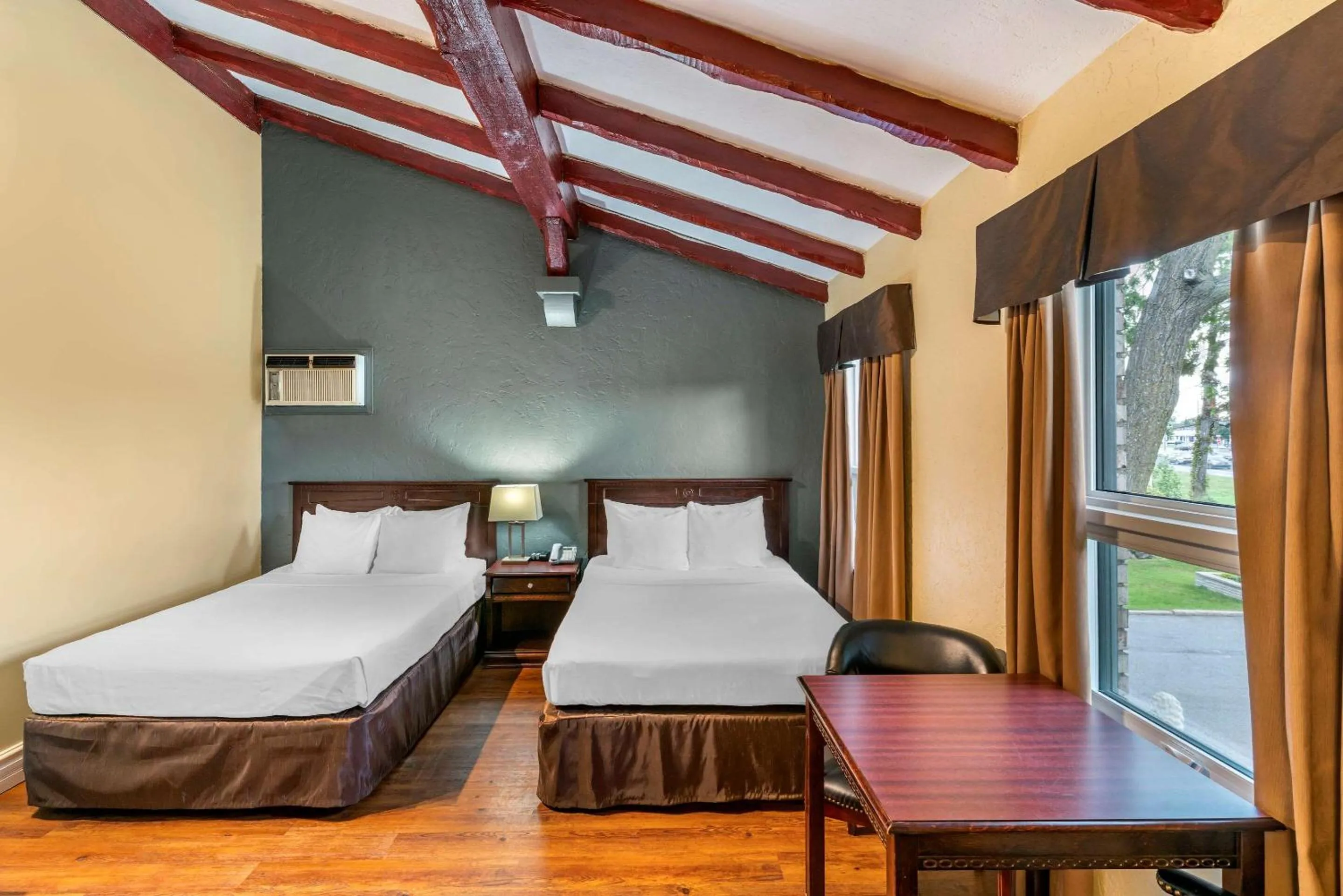 Photo of the whole room, Bed in Econo Lodge Hotel Brossard