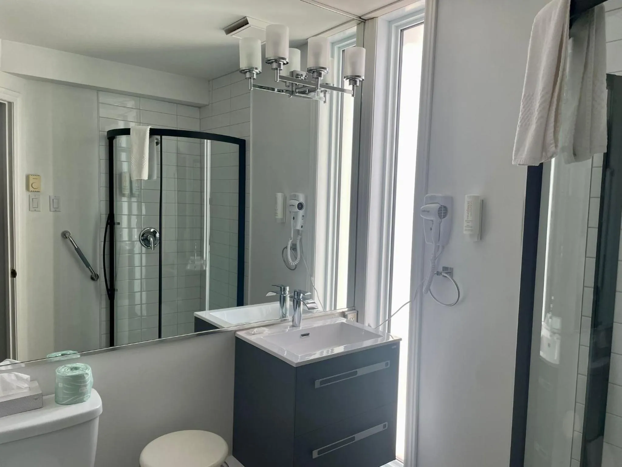 Shower in Econo Lodge Hotel Brossard