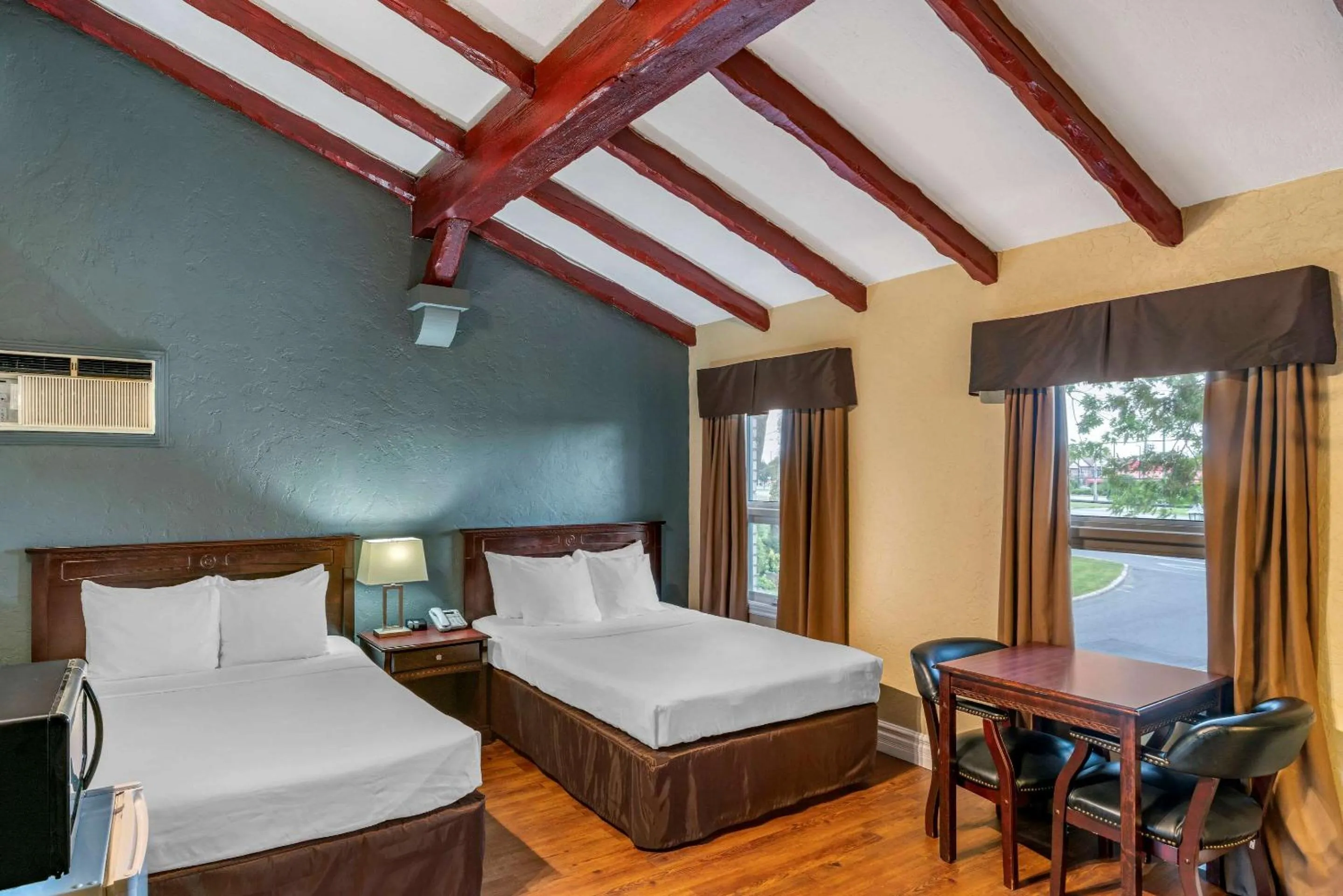 Photo of the whole room, Bed in Econo Lodge Hotel Brossard