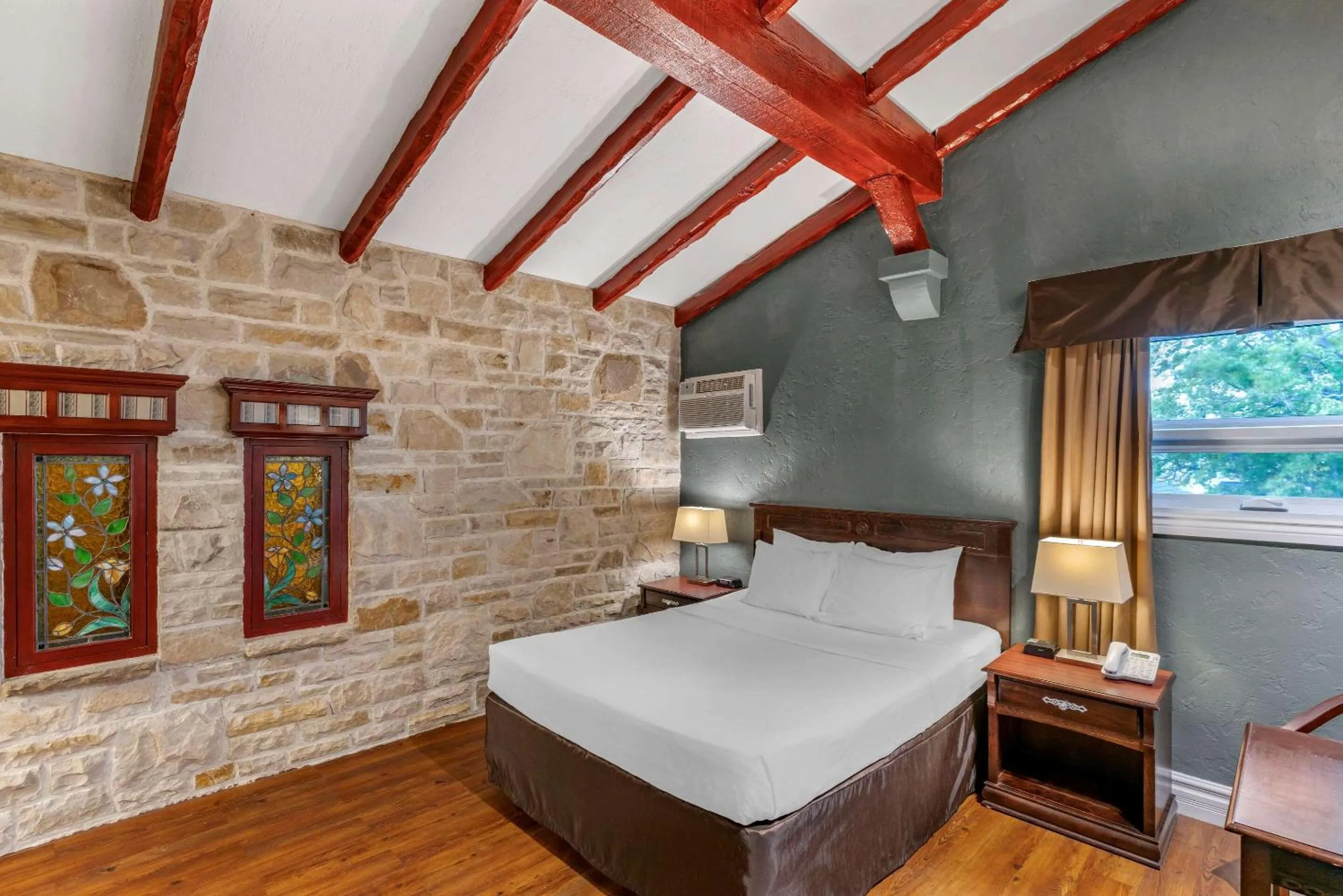 Photo of the whole room, Bed in Econo Lodge Hotel Brossard