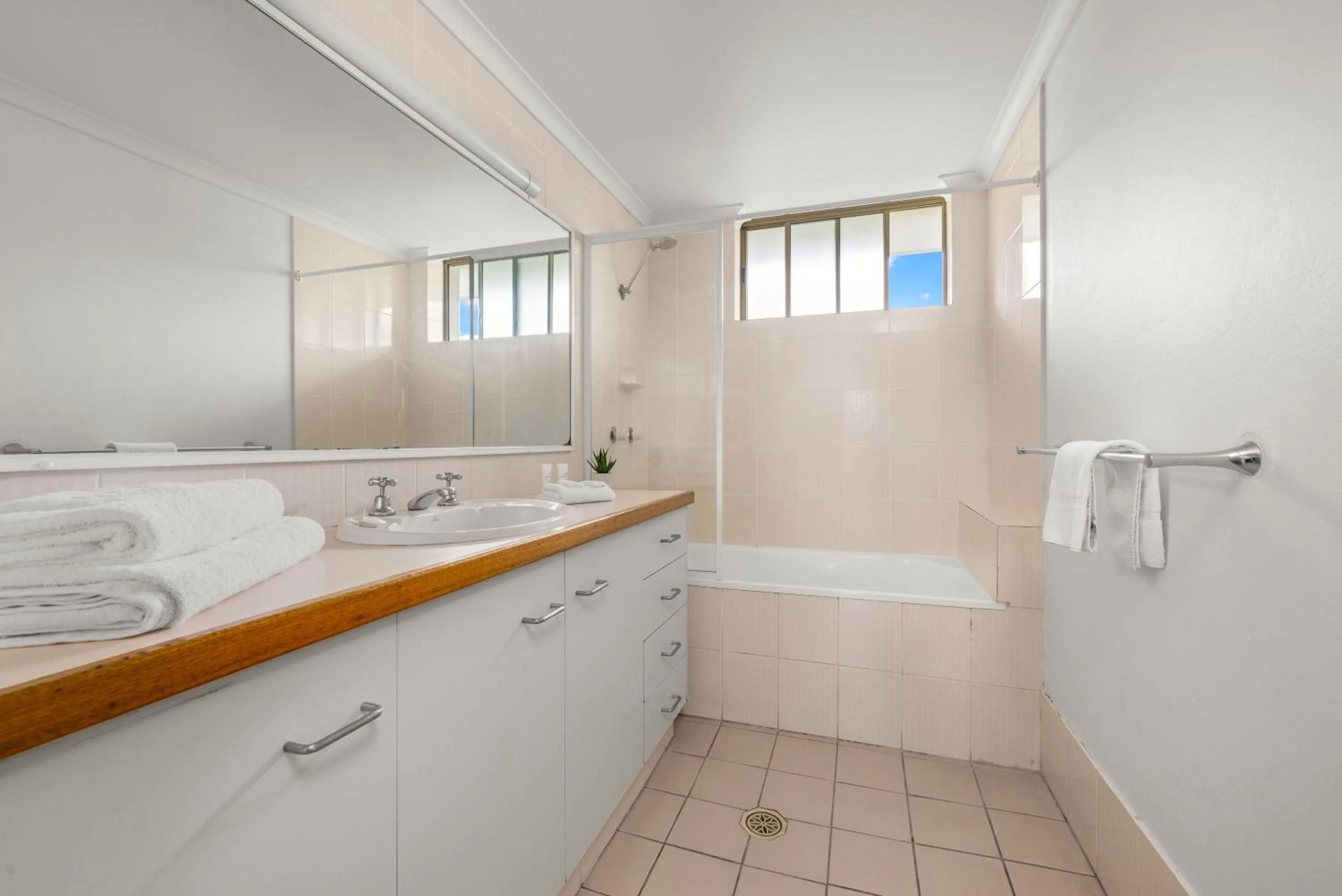 Sandcastles On Currumbin Beachfront, Gold Coast