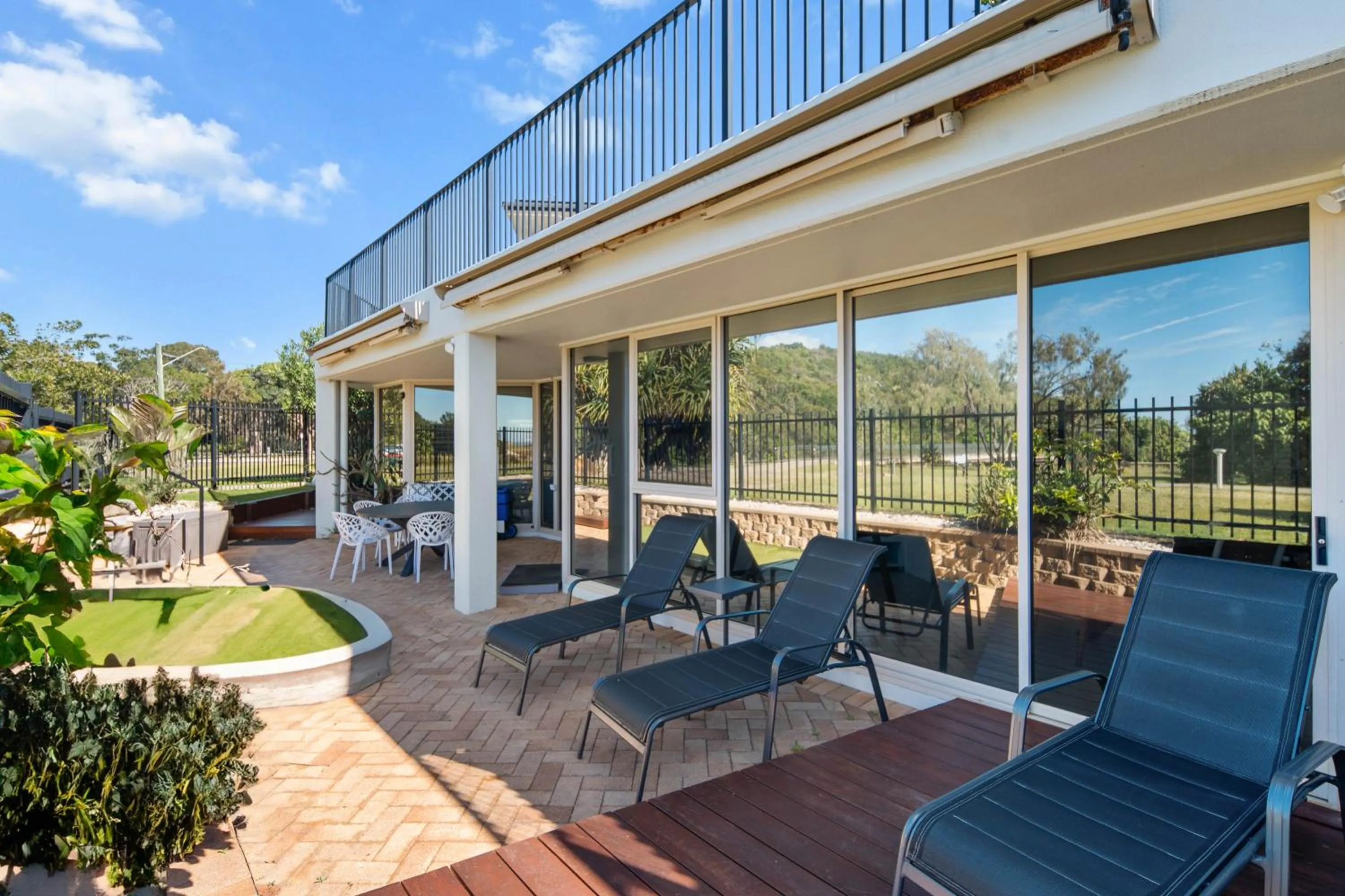 Sandcastles On Currumbin Beachfront, Gold Coast