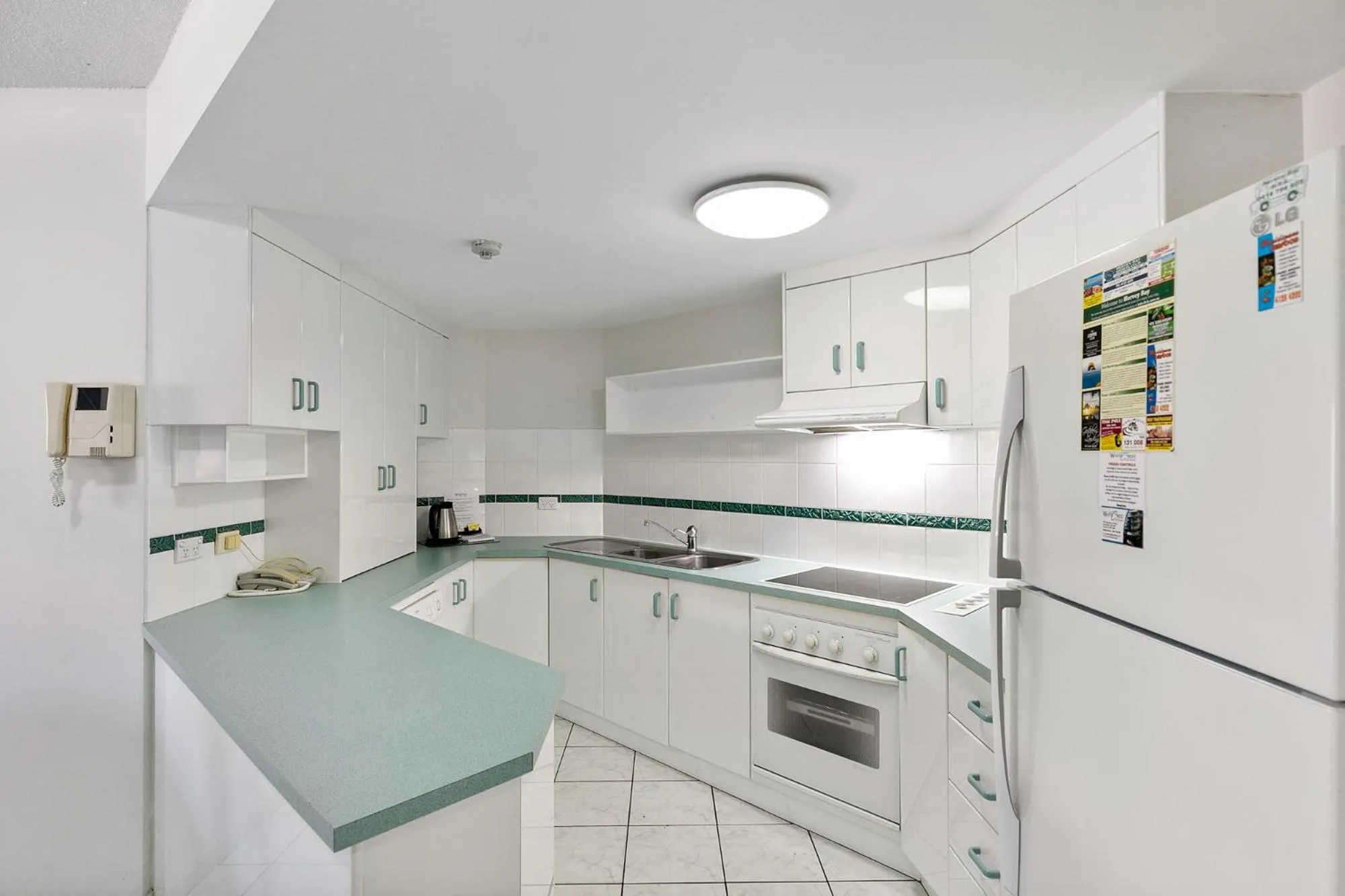 Kitchen or kitchenette in White Crest Apartments