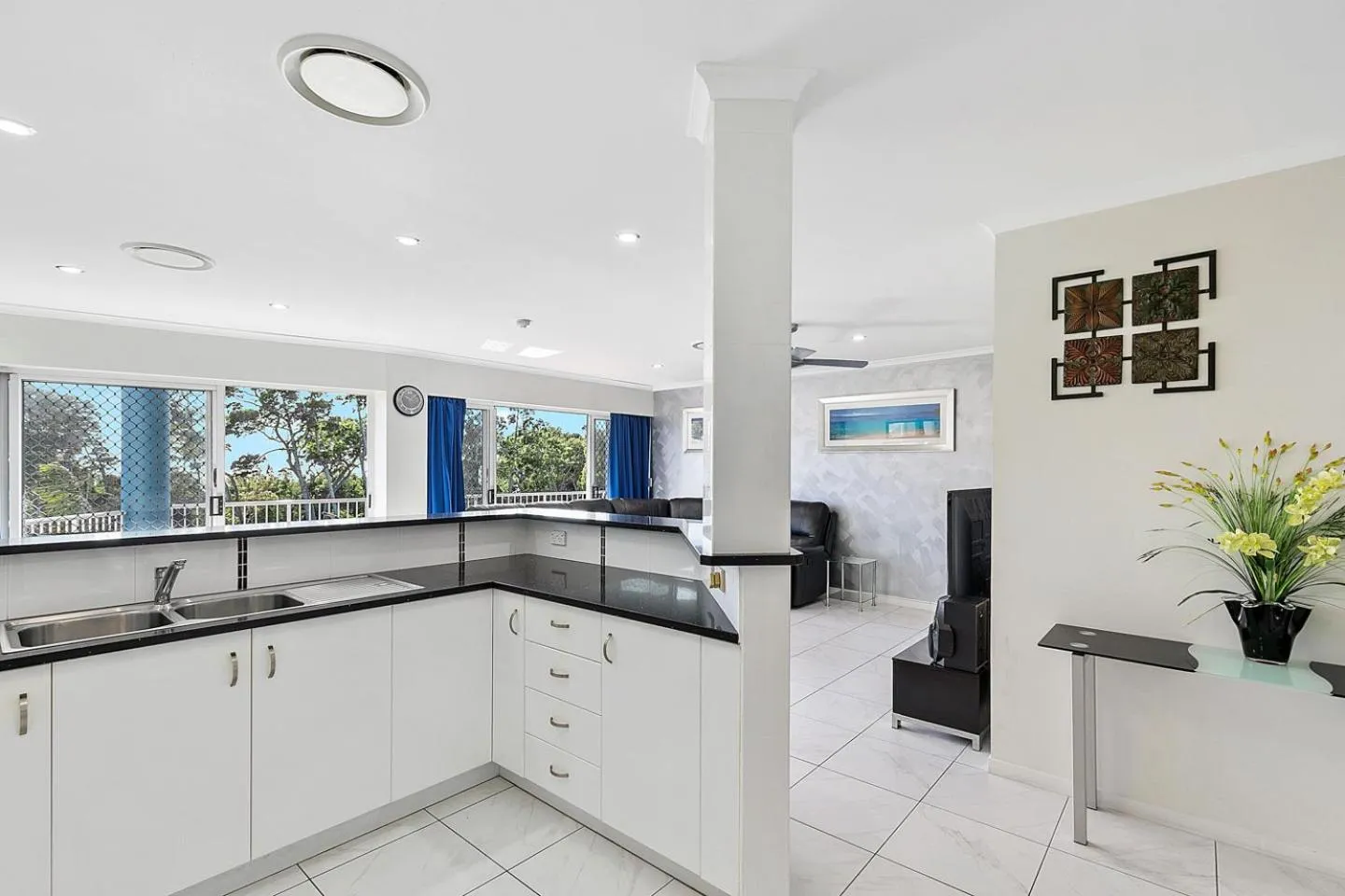 Kitchen or kitchenette in White Crest Apartments