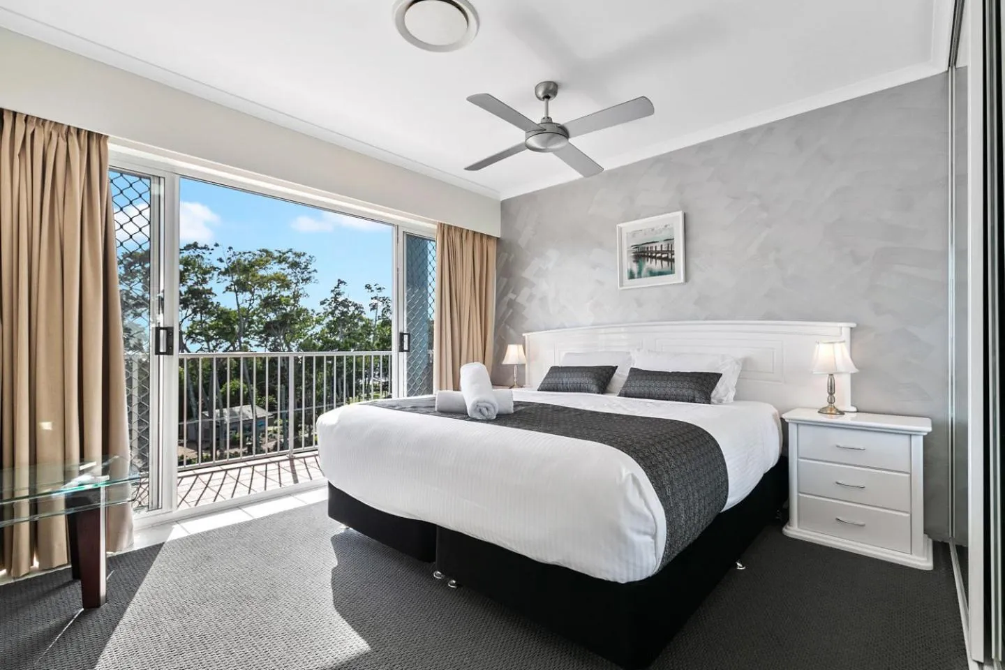 Bedroom, Bed in White Crest Apartments